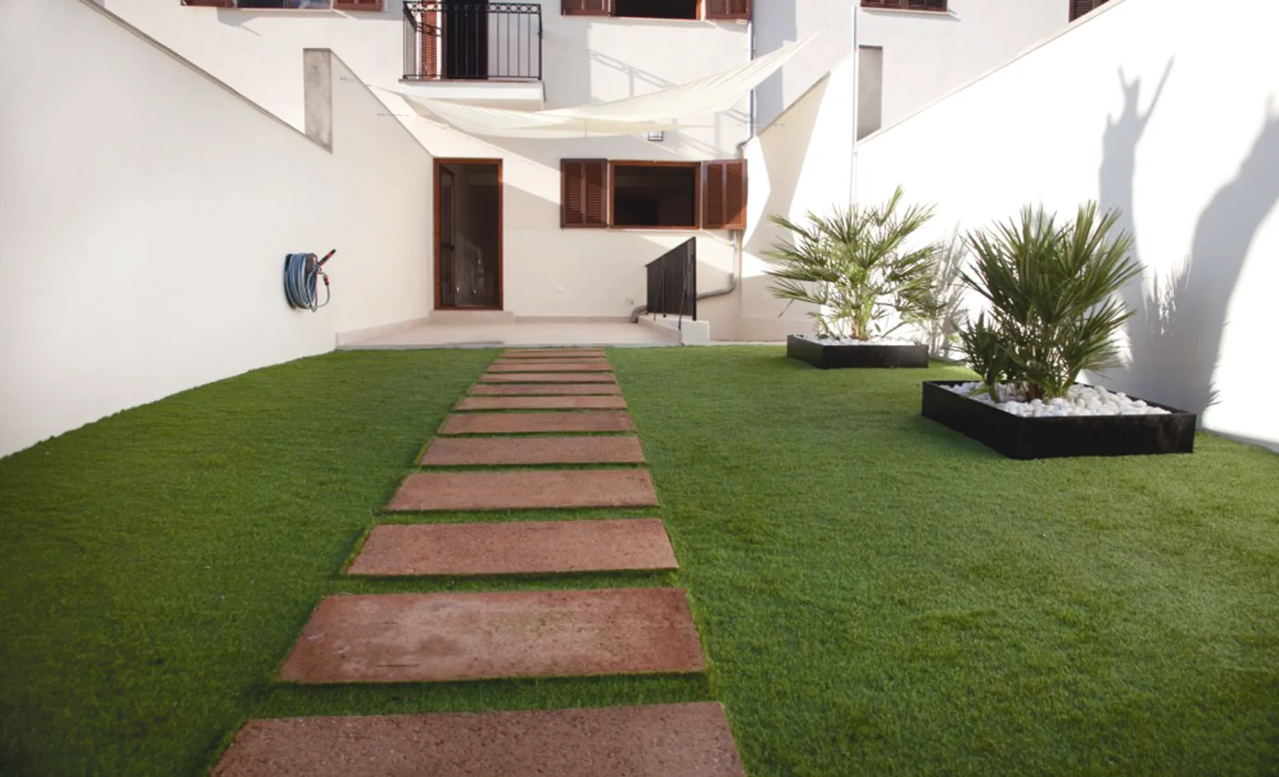 Casa adossada ben mantinguda amb vistes-11