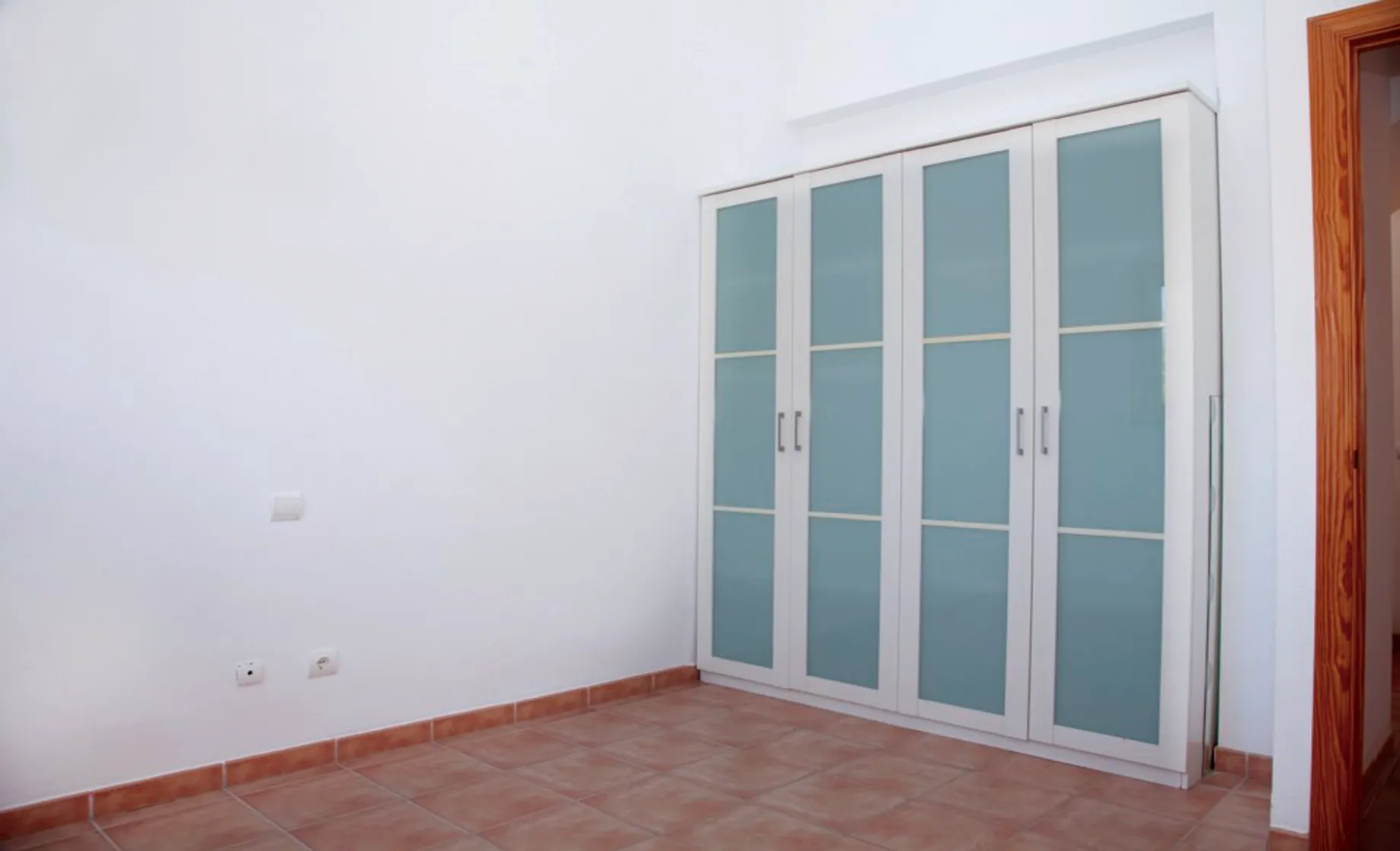 Well maintained rowhouse with view-6