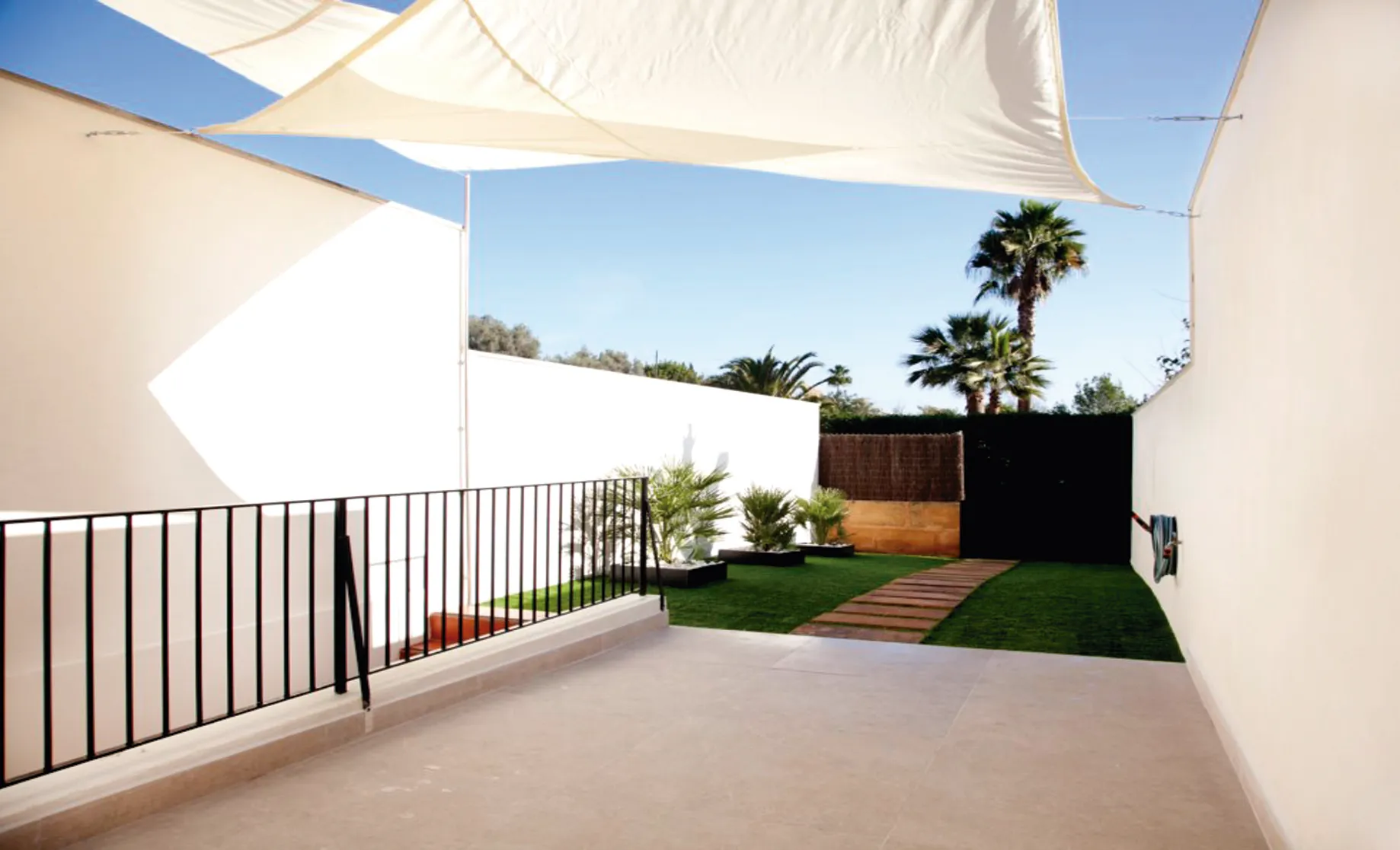 Well maintained rowhouse with view-10