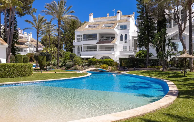 Appartamento con giardino mediterraneo in un ricercato complesso residenziale a Santa Ponsa