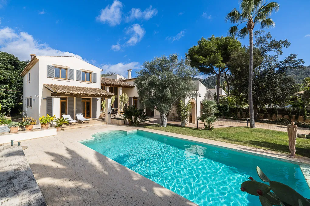 Elegante villa frente al campo de golf-1