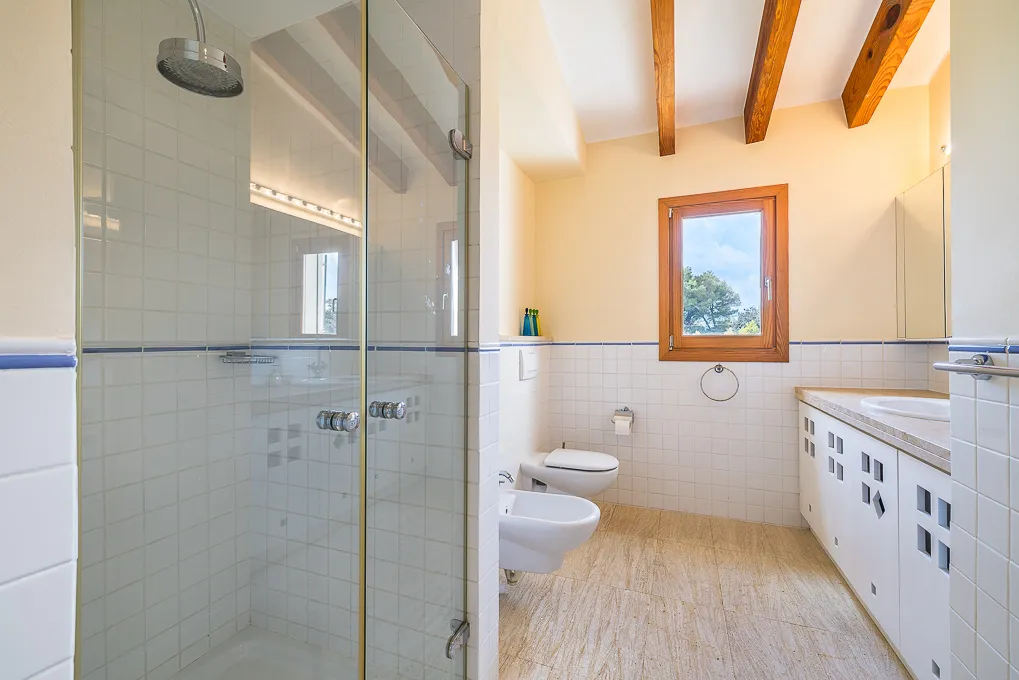 Elegante villa frente al campo de golf-7