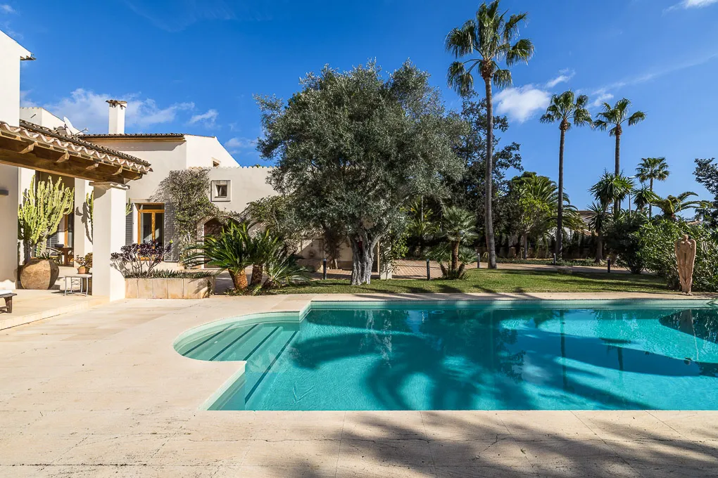 Elegante villa frente al campo de golf-14