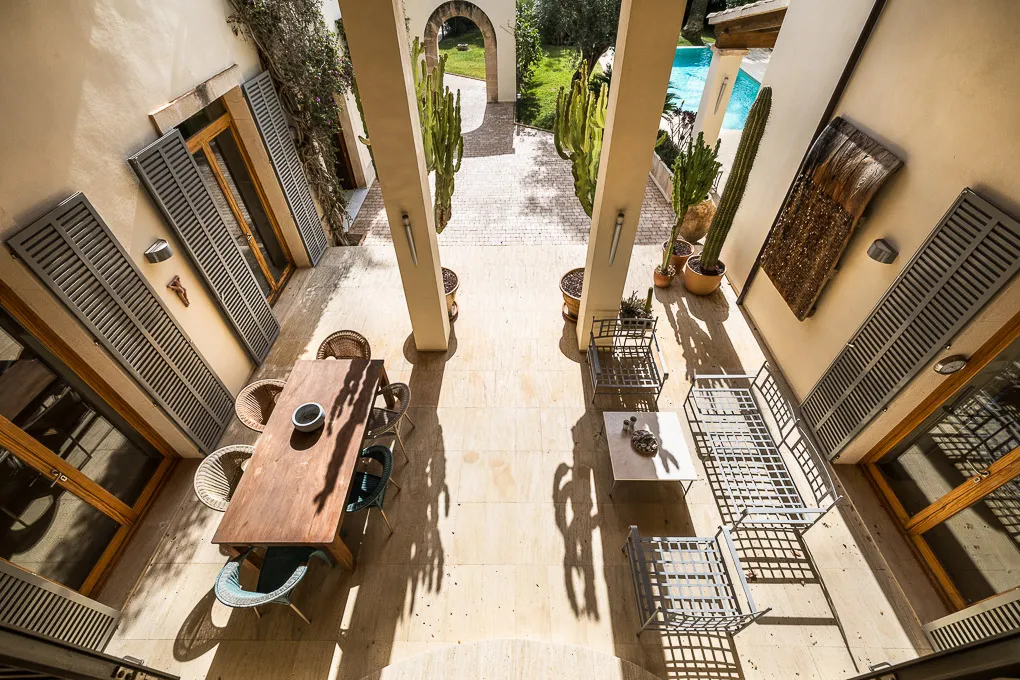 Elegante villa frente al campo de golf-11