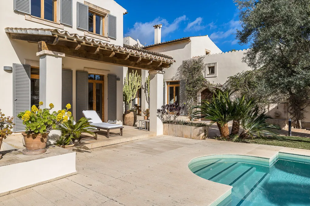 Elegante villa frente al campo de golf-13