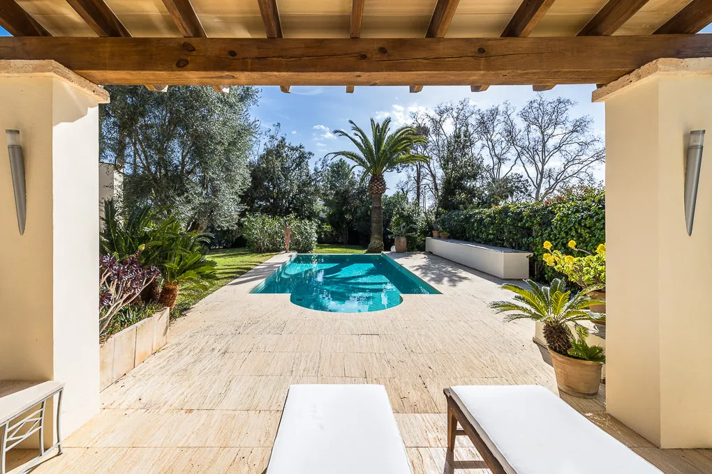 Elegante villa frente al campo de golf-2