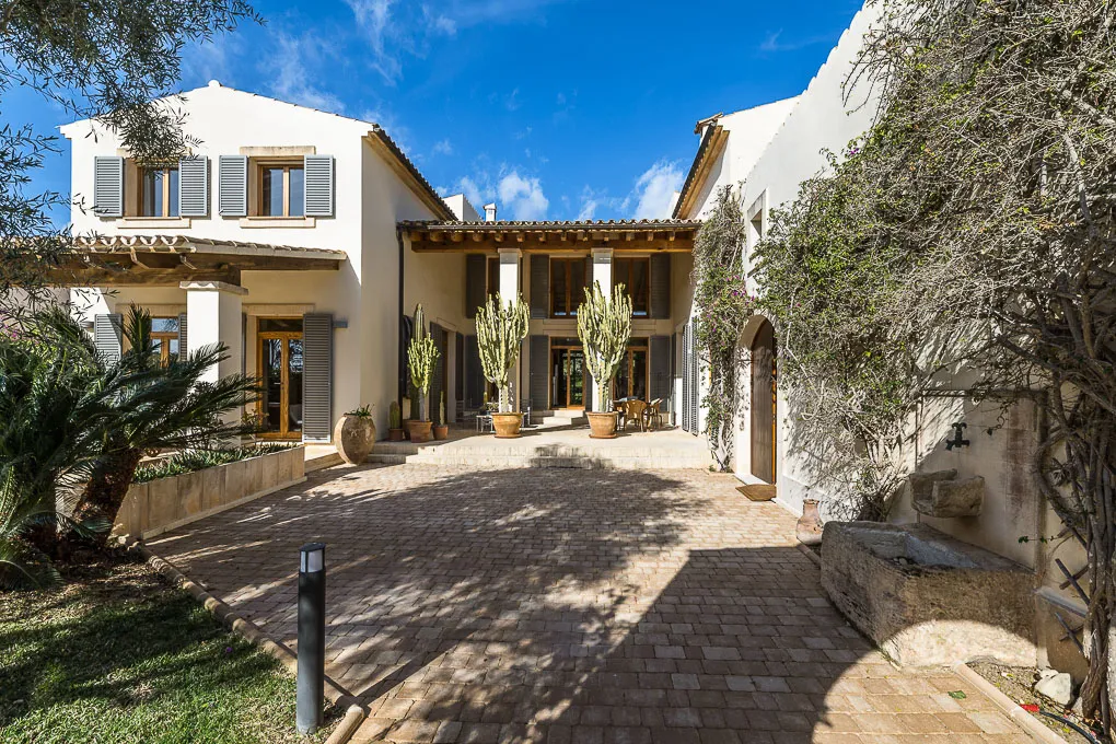 Elegante villa frente al campo de golf-12