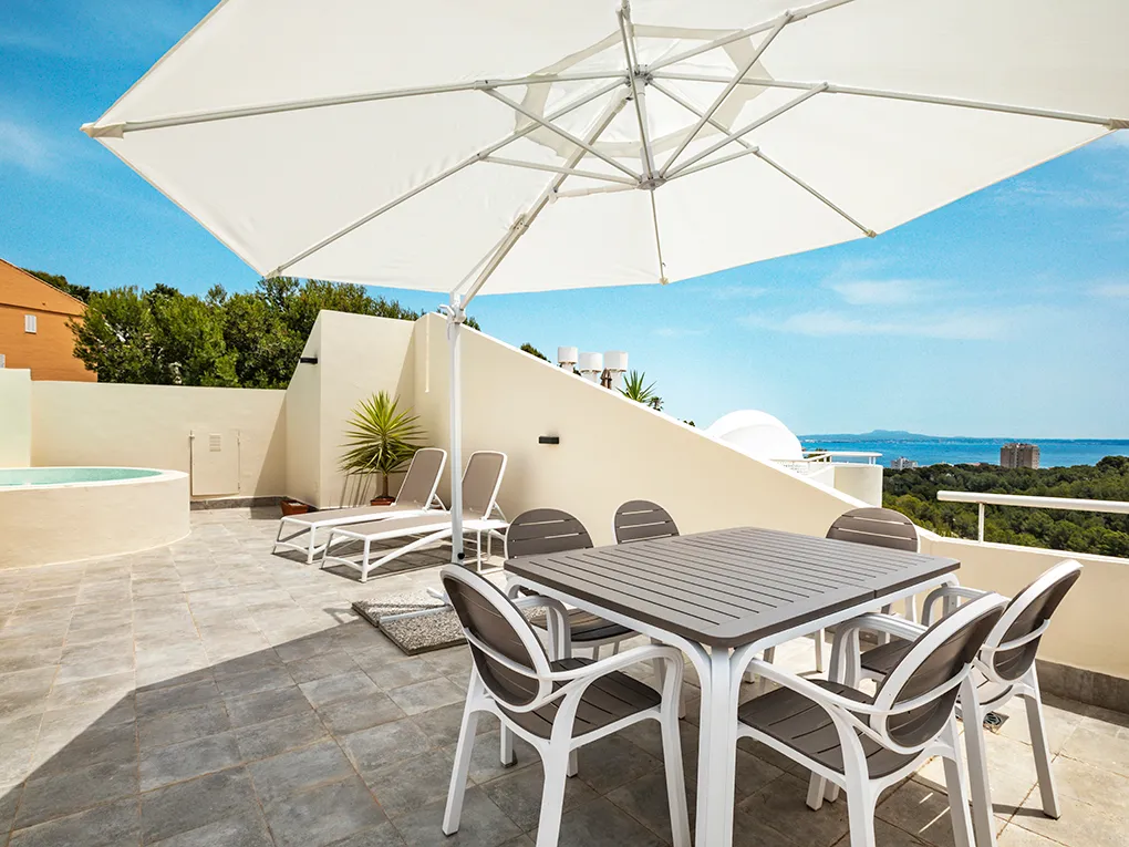 Penthouse with nice views-10