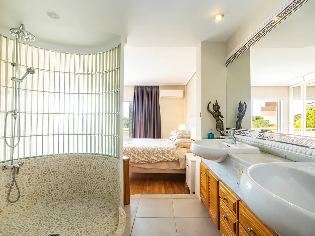 Penthouse with nice views-7