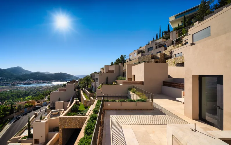 Exclusiva villa adosada en la lujosa urbanización Amber Village - Port Andratx