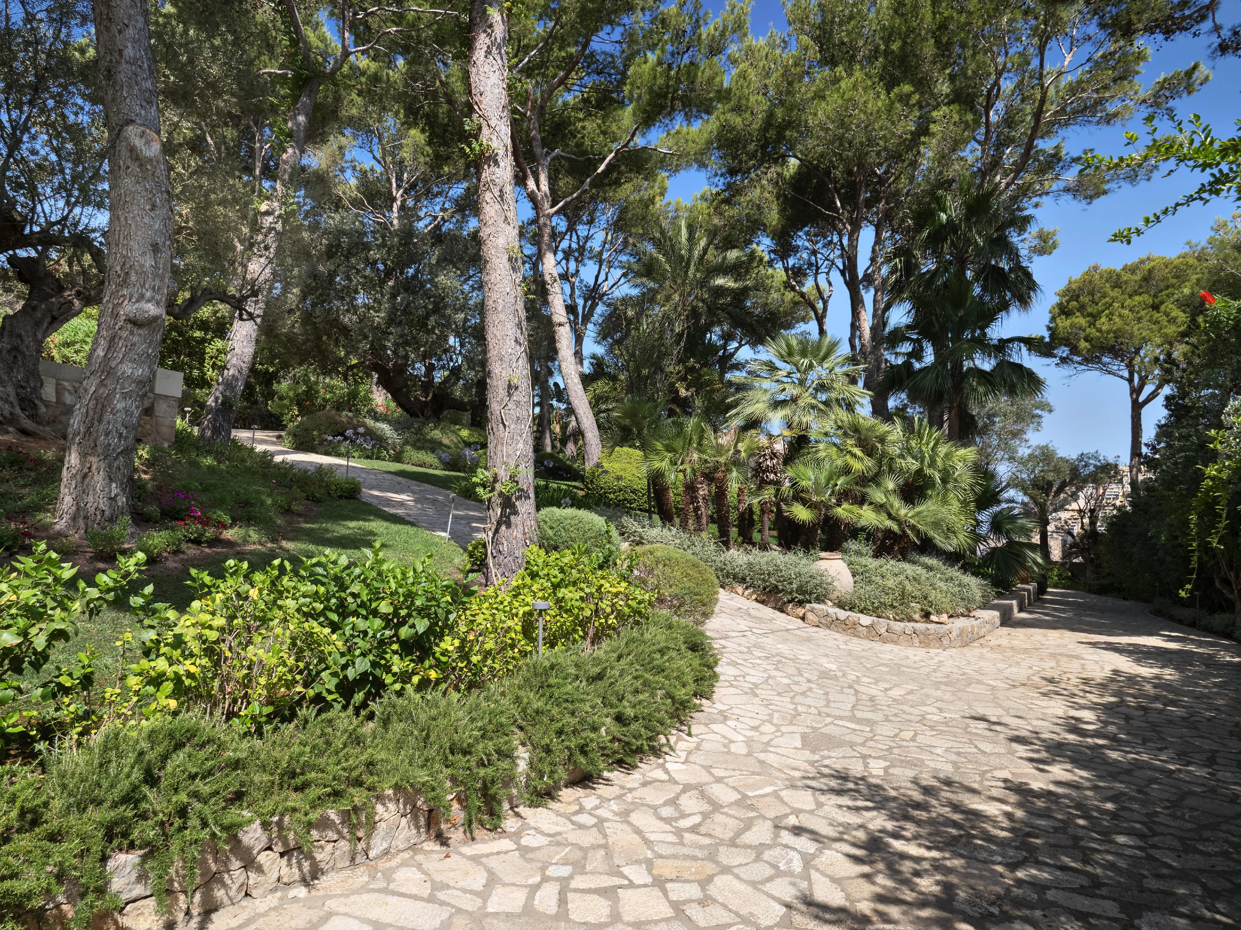 Propiedad única con acceso directo al mar y pista de tenis en Port Andratx-20