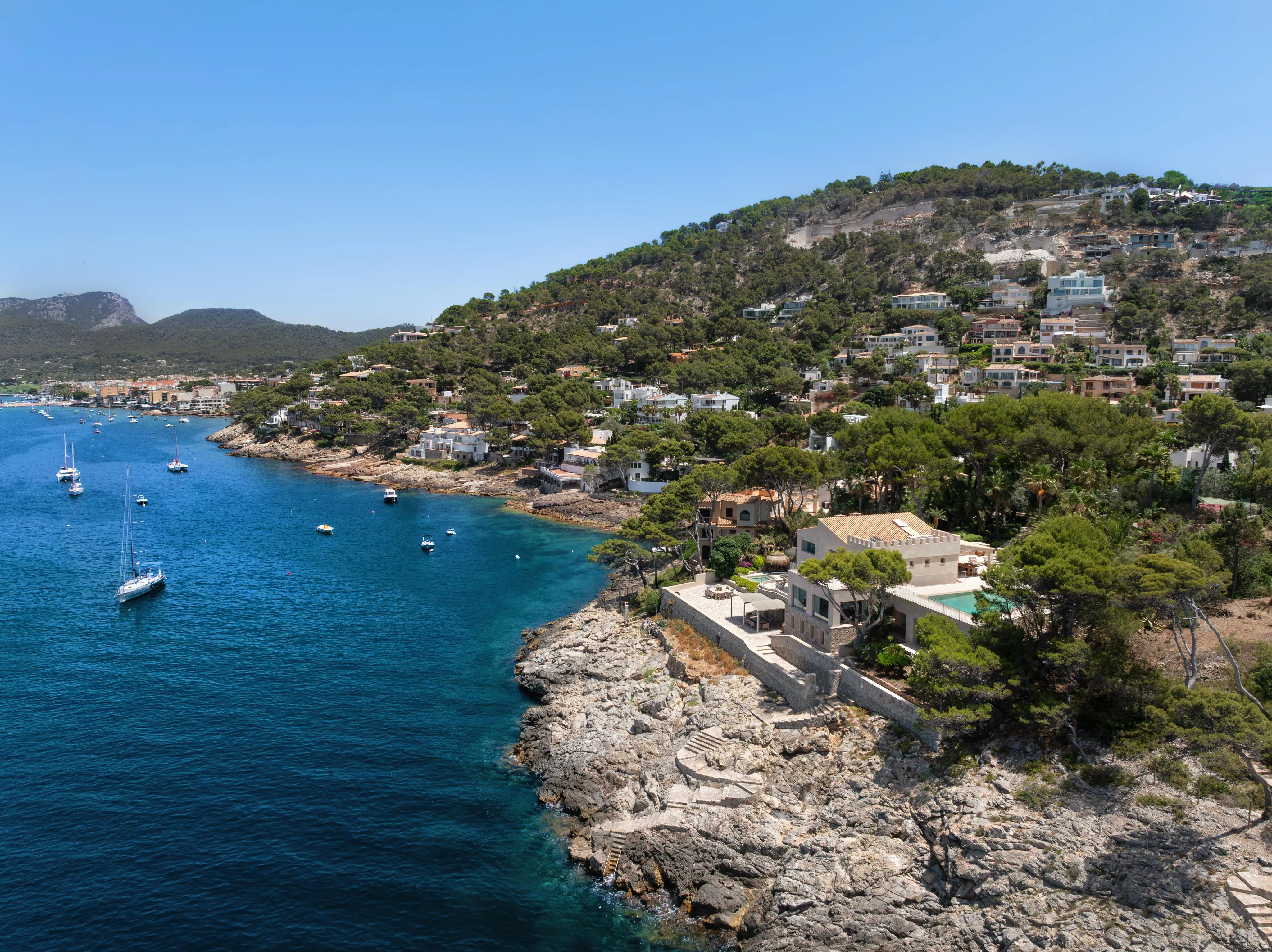 Propiedad única con acceso directo al mar y pista de tenis en Port Andratx-13