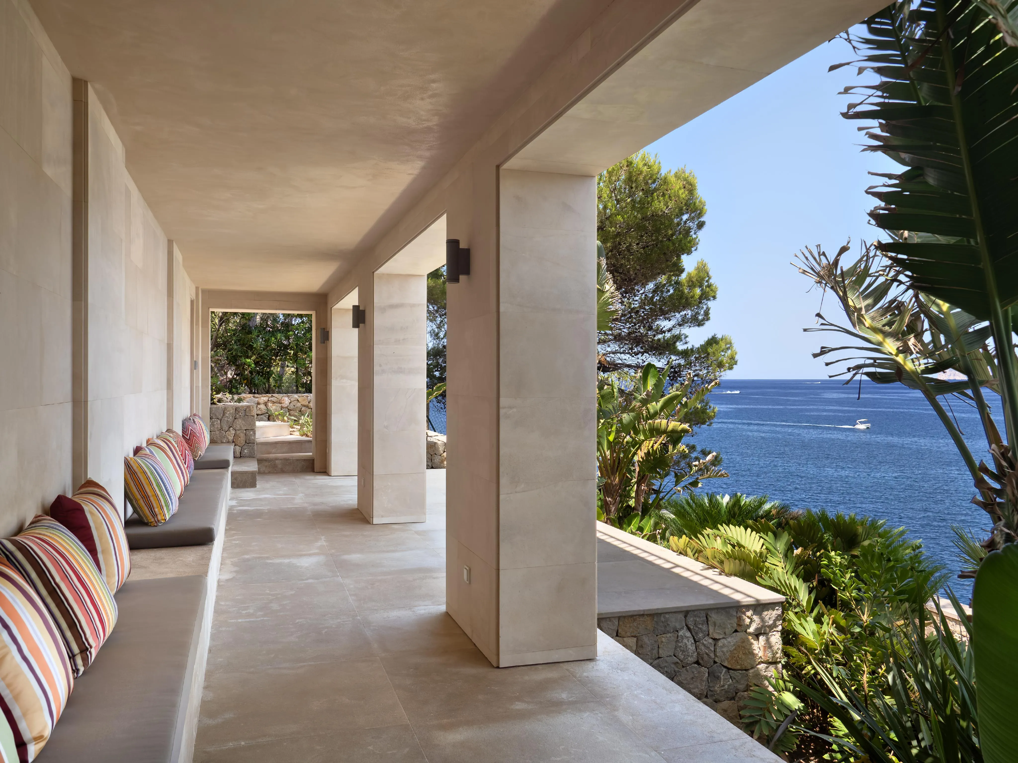 Propiedad única con acceso directo al mar y pista de tenis en Port Andratx-16