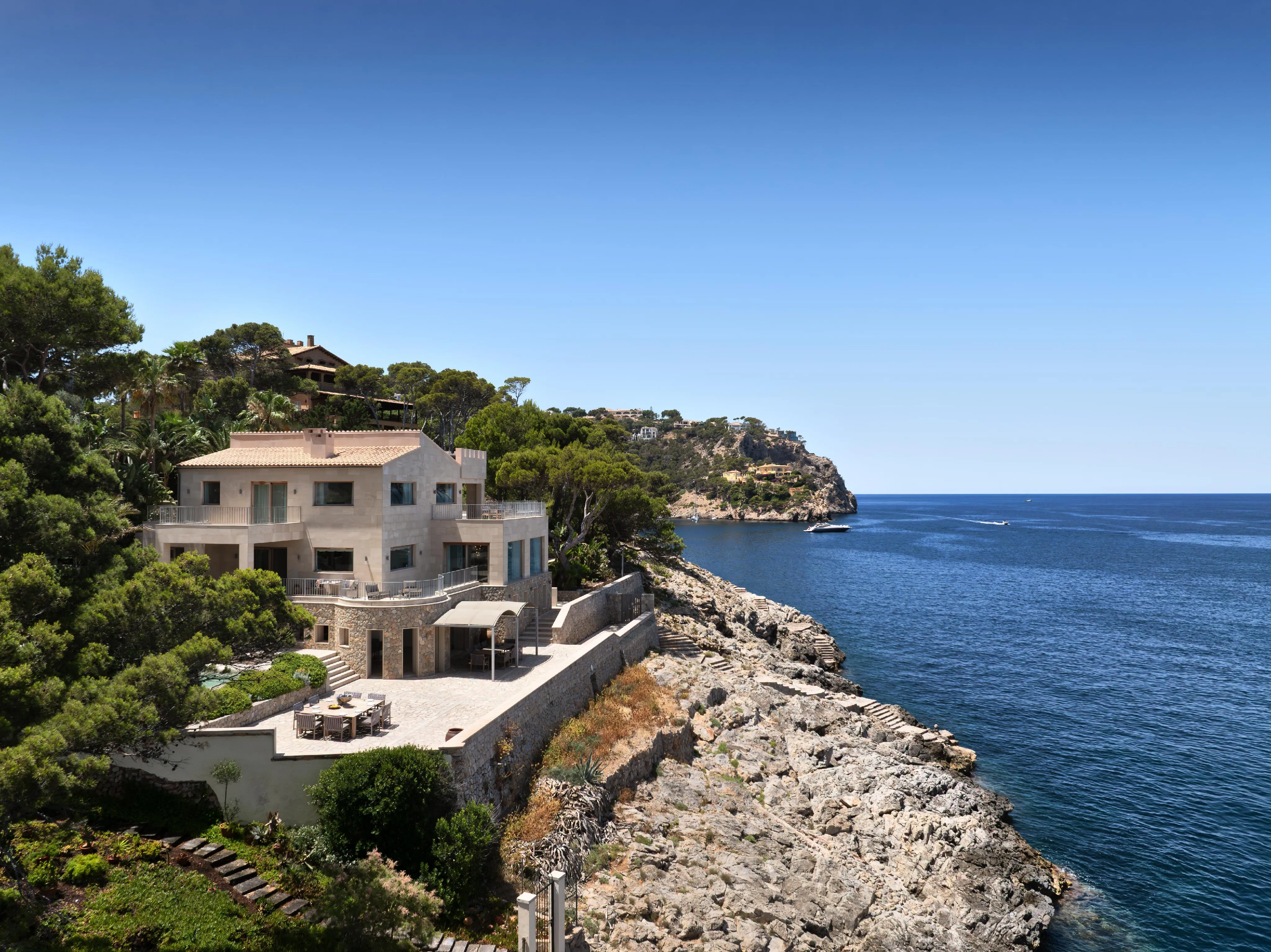 Propiedad única con acceso directo al mar y pista de tenis en Port Andratx-1