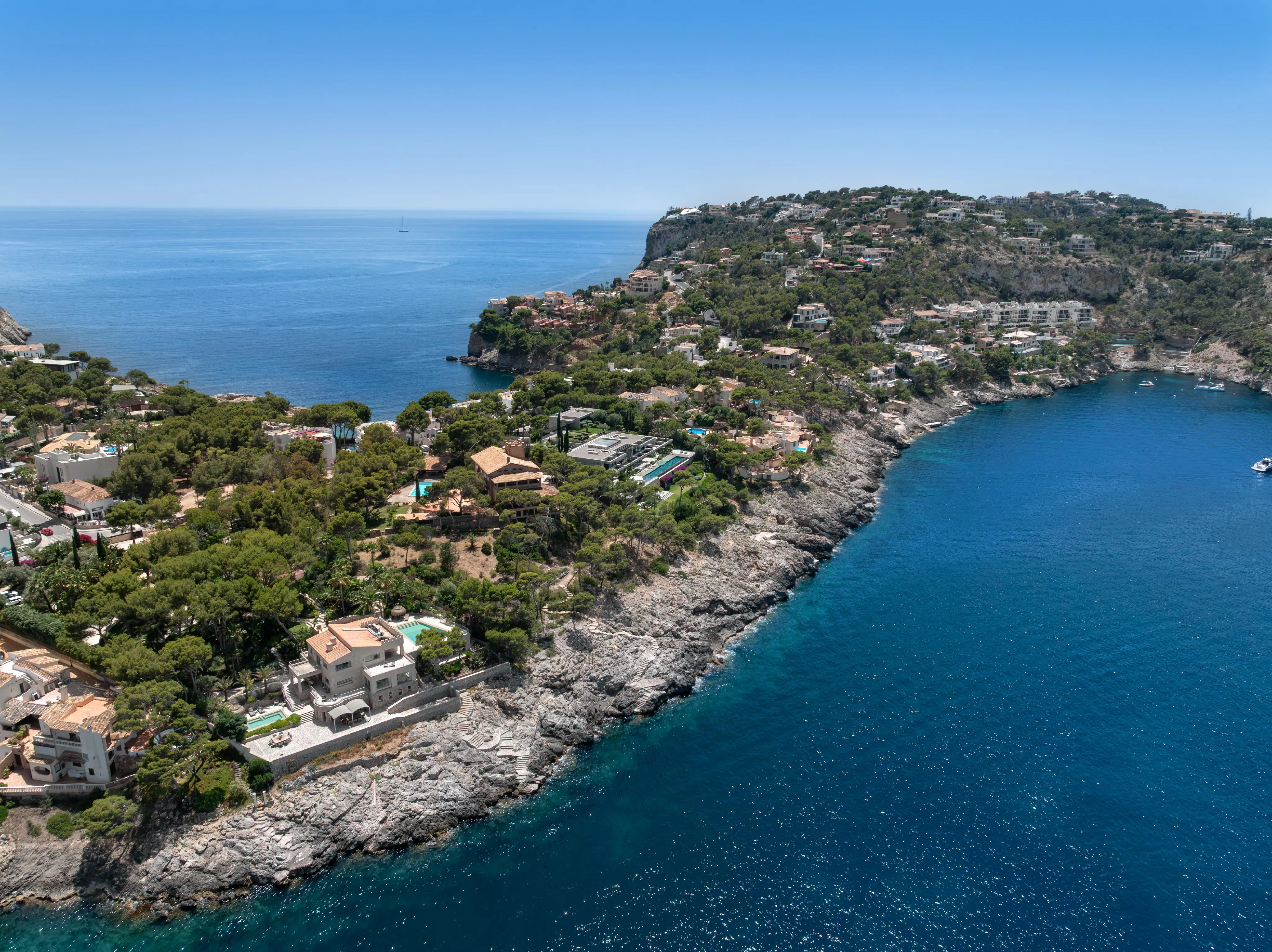 Propiedad única con acceso directo al mar y pista de tenis en Port Andratx-11