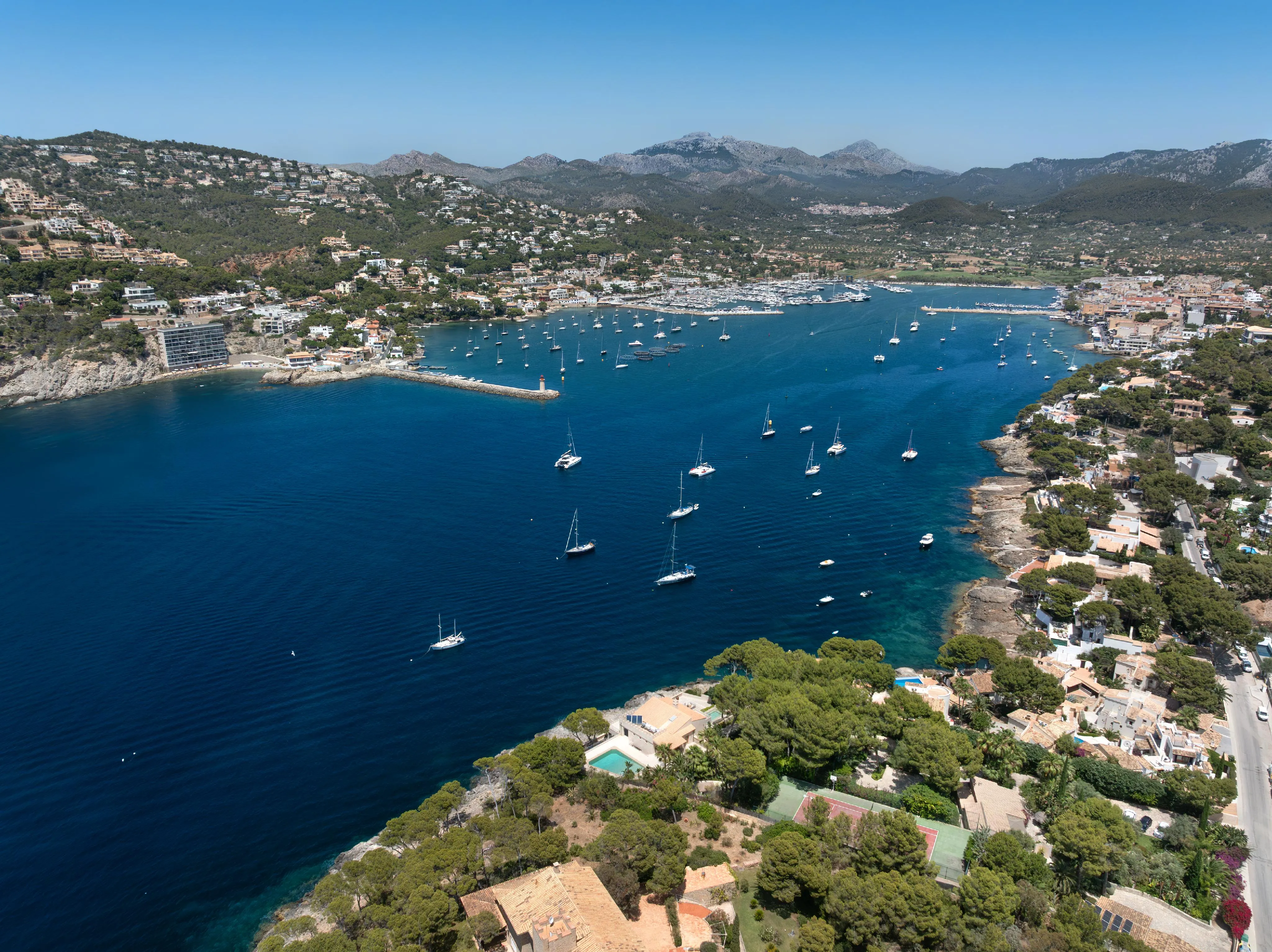 Propiedad única con acceso directo al mar y pista de tenis en Port Andratx-12