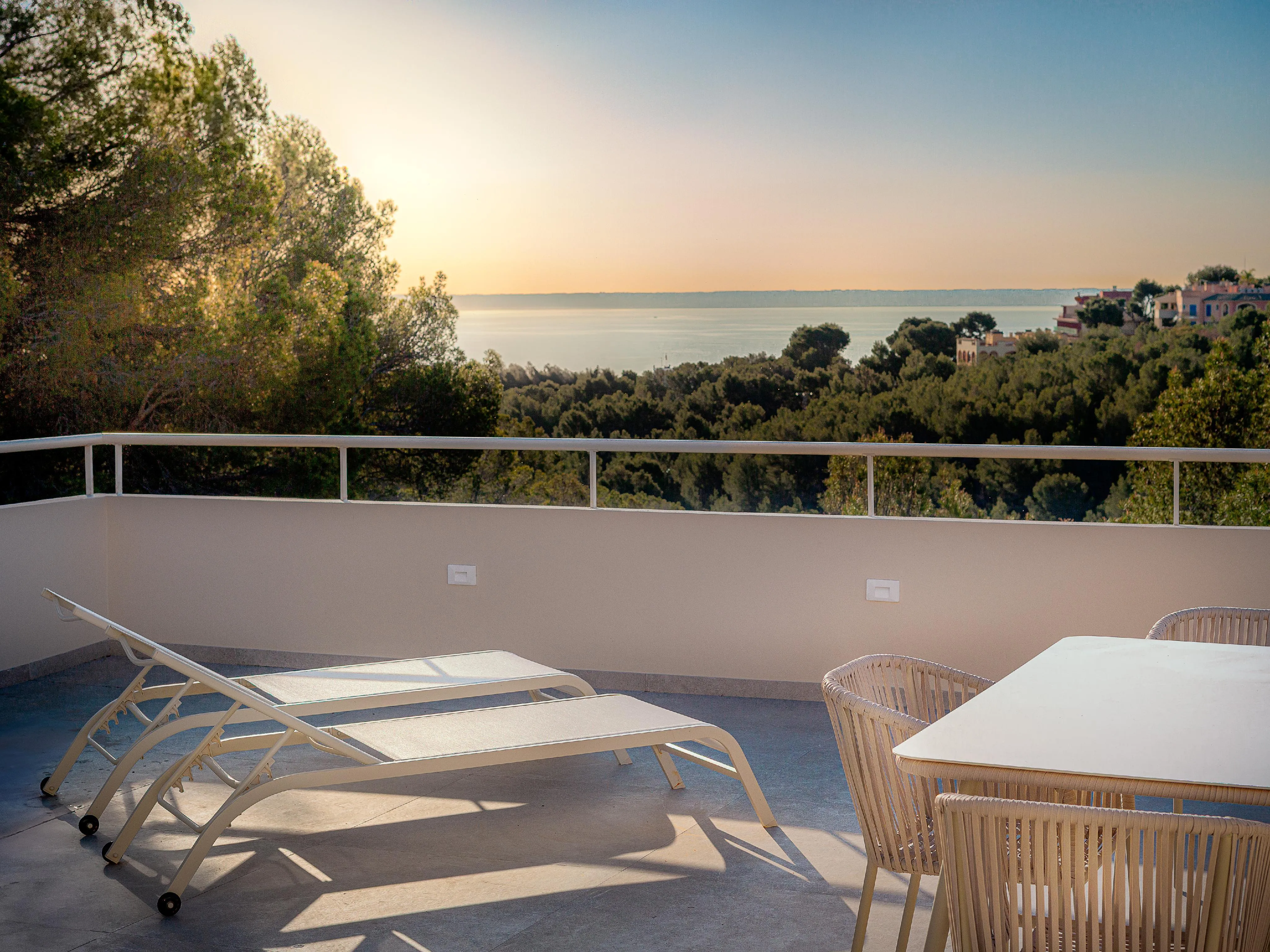 Nienagannie odnowiony dwupoziomowy penthouse z widokiem na morze-1