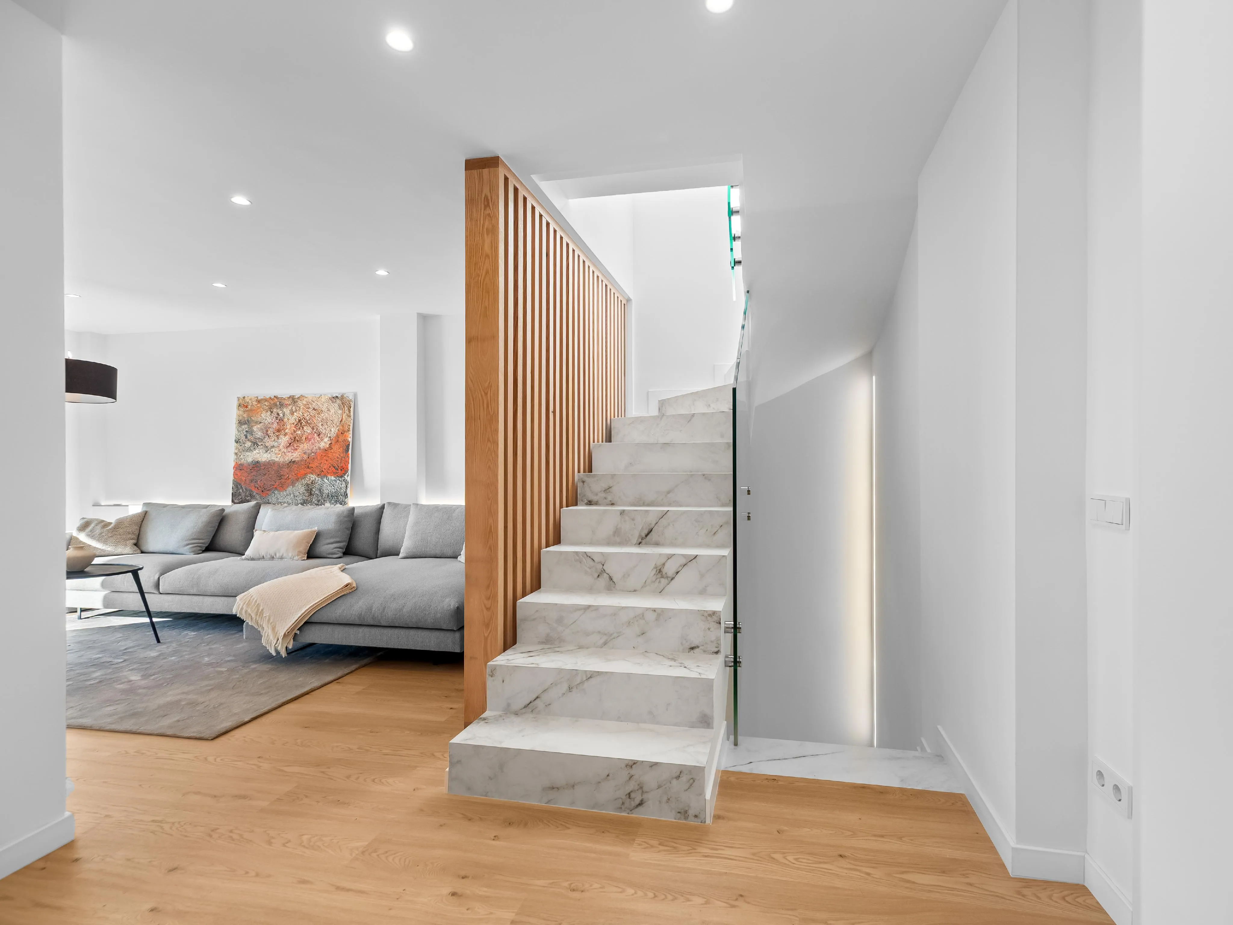 Nienagannie odnowiony dwupoziomowy penthouse z widokiem na morze-8