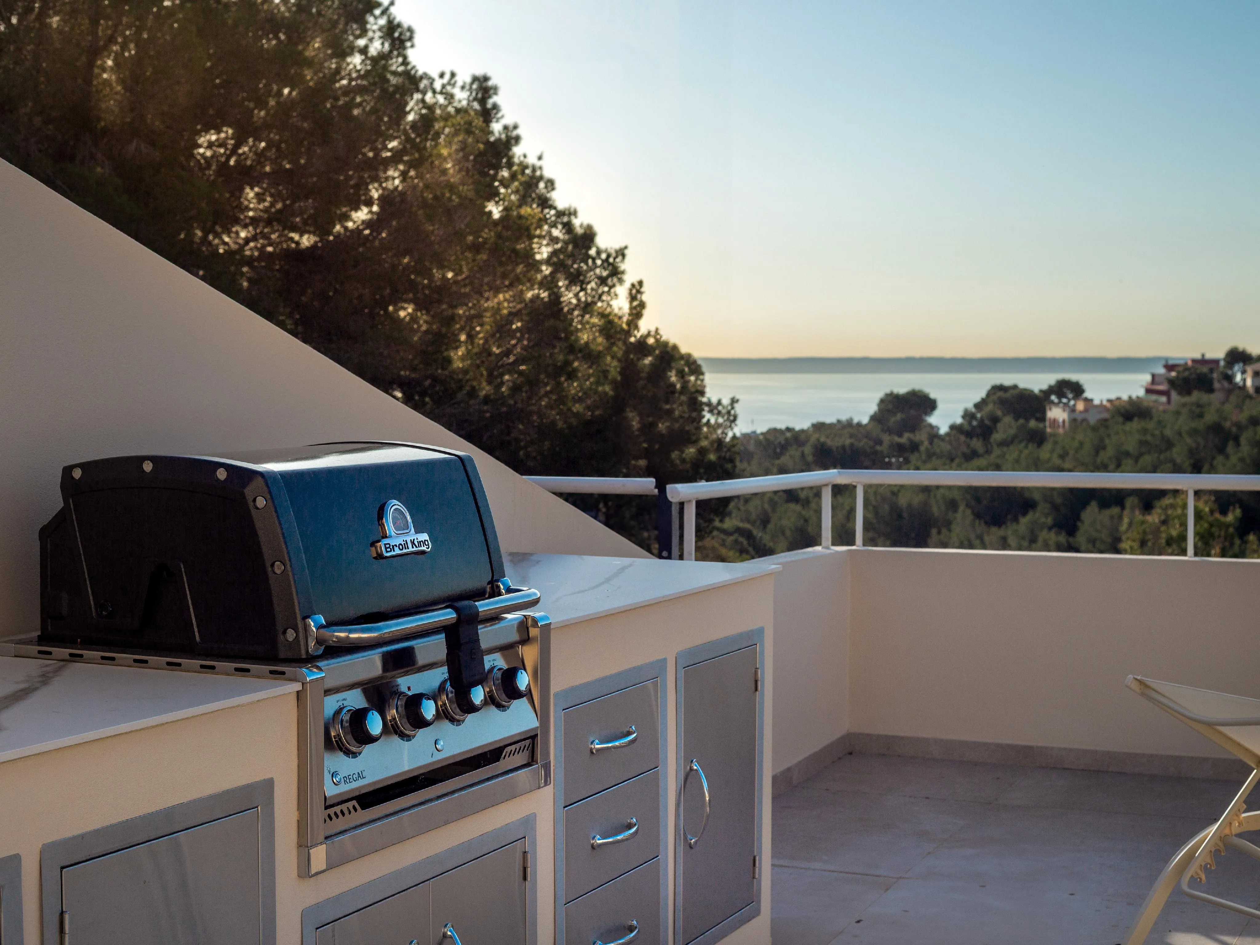 Nienagannie odnowiony dwupoziomowy penthouse z widokiem na morze-20