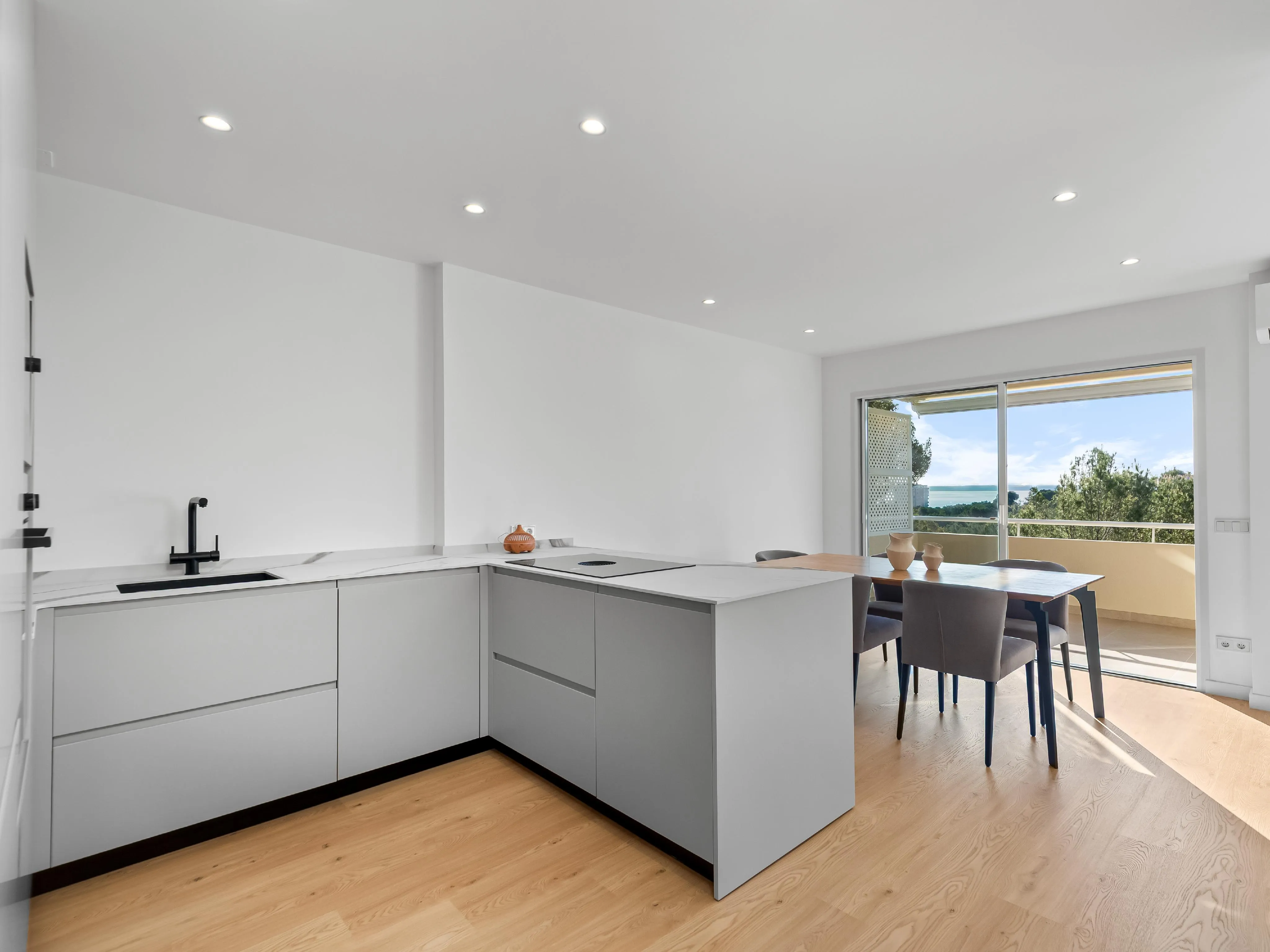 Nienagannie odnowiony dwupoziomowy penthouse z widokiem na morze-6