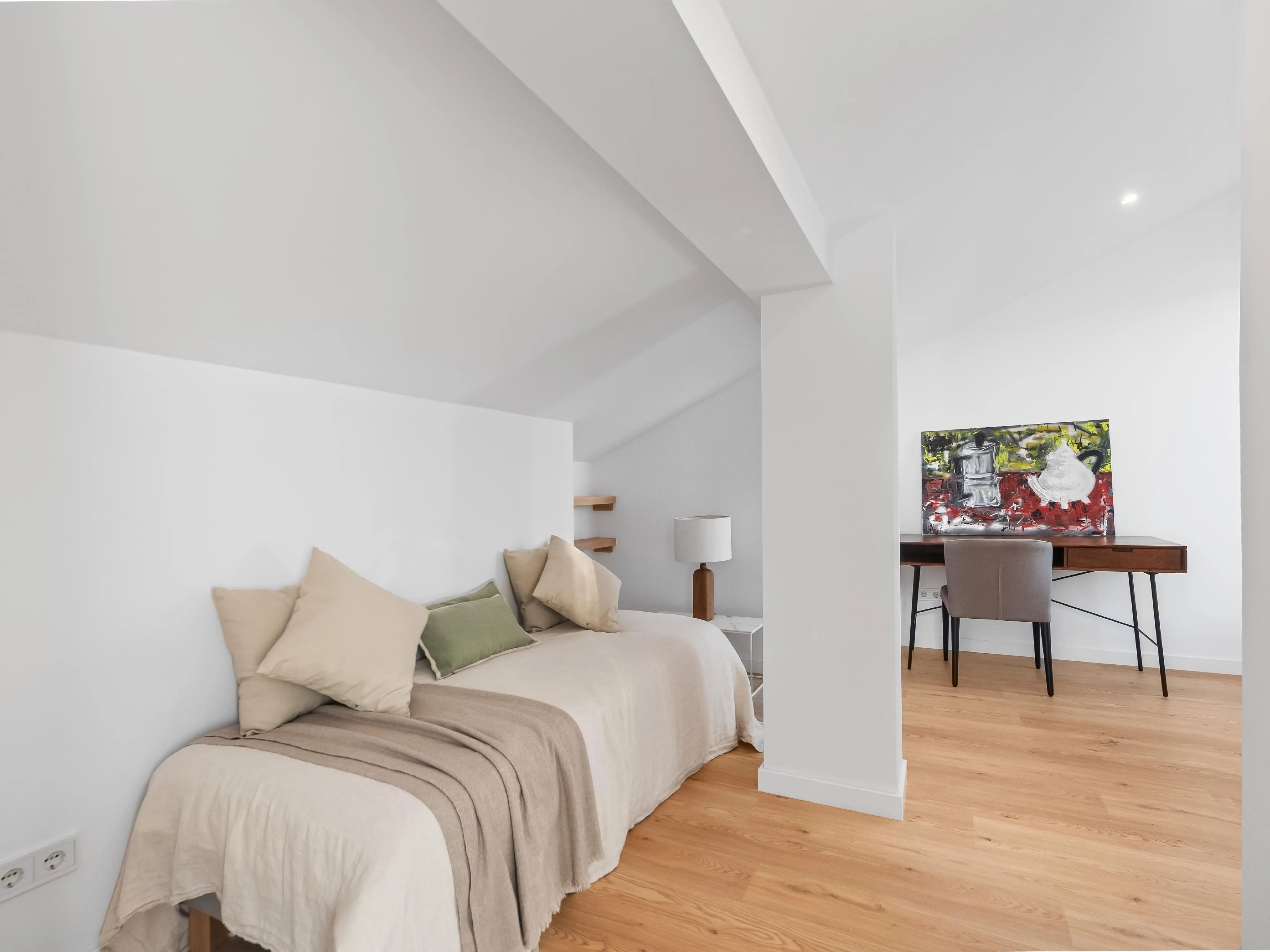 Nienagannie odnowiony dwupoziomowy penthouse z widokiem na morze-15