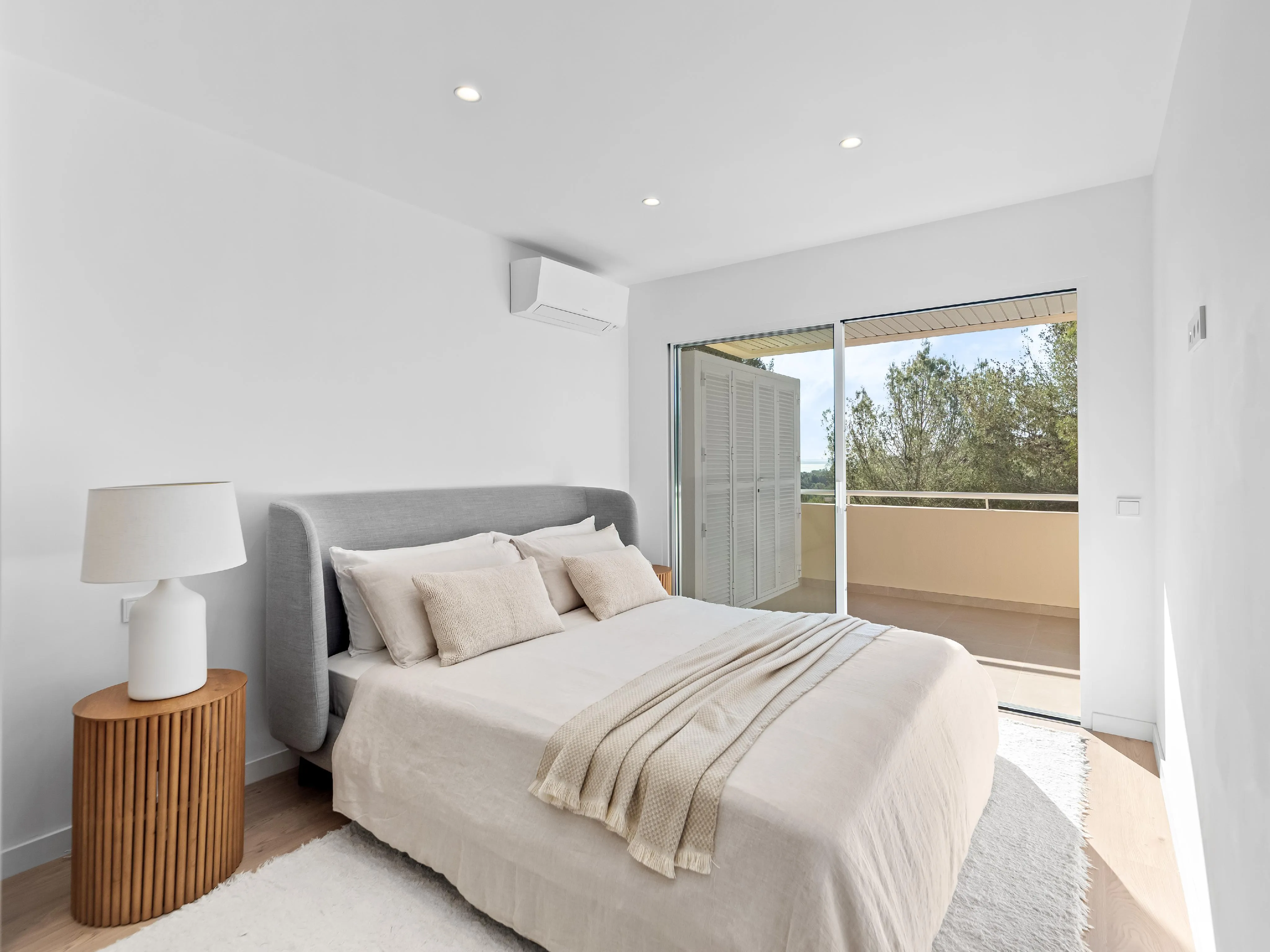 Nienagannie odnowiony dwupoziomowy penthouse z widokiem na morze-11