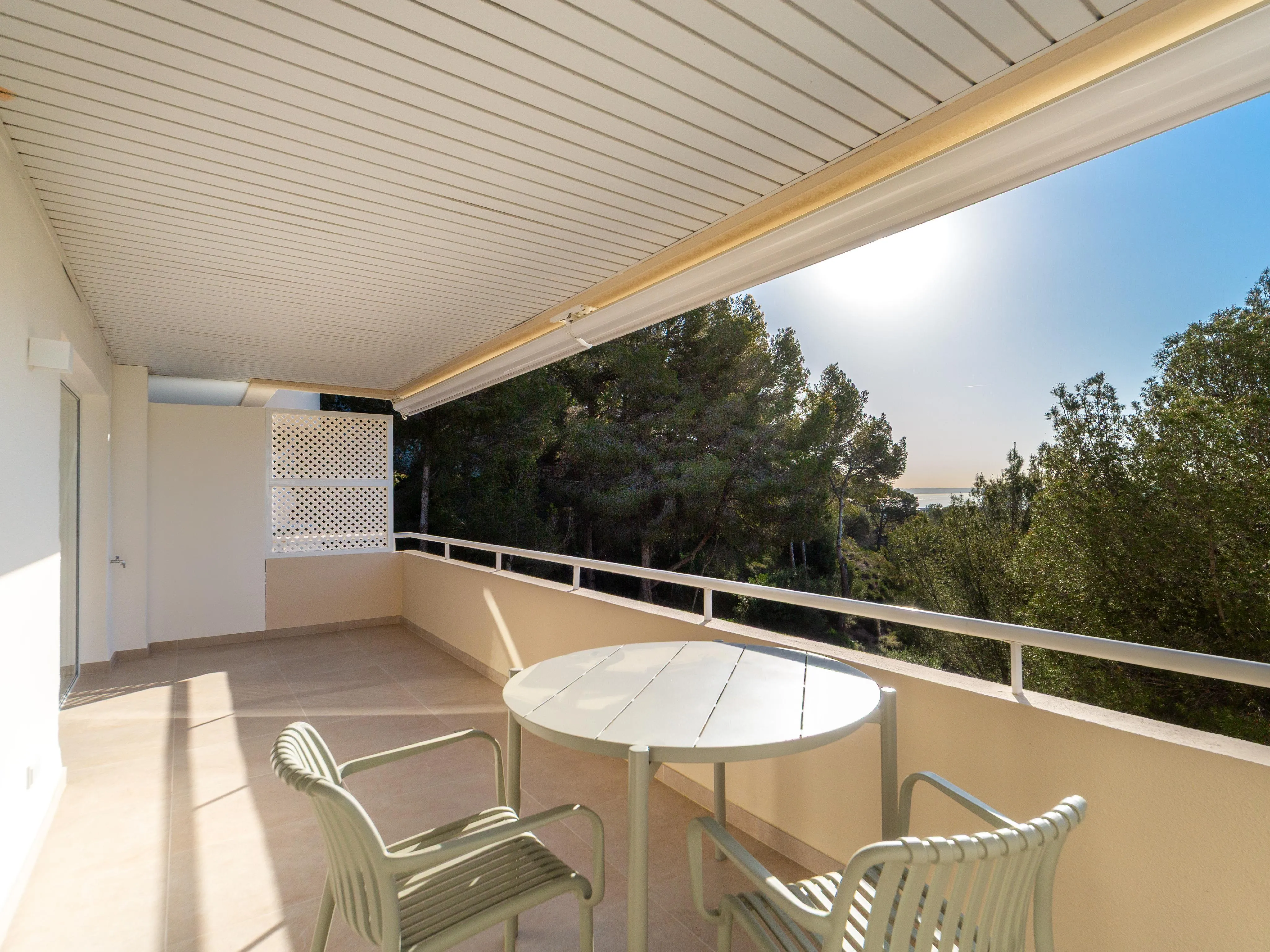 Nienagannie odnowiony dwupoziomowy penthouse z widokiem na morze-18