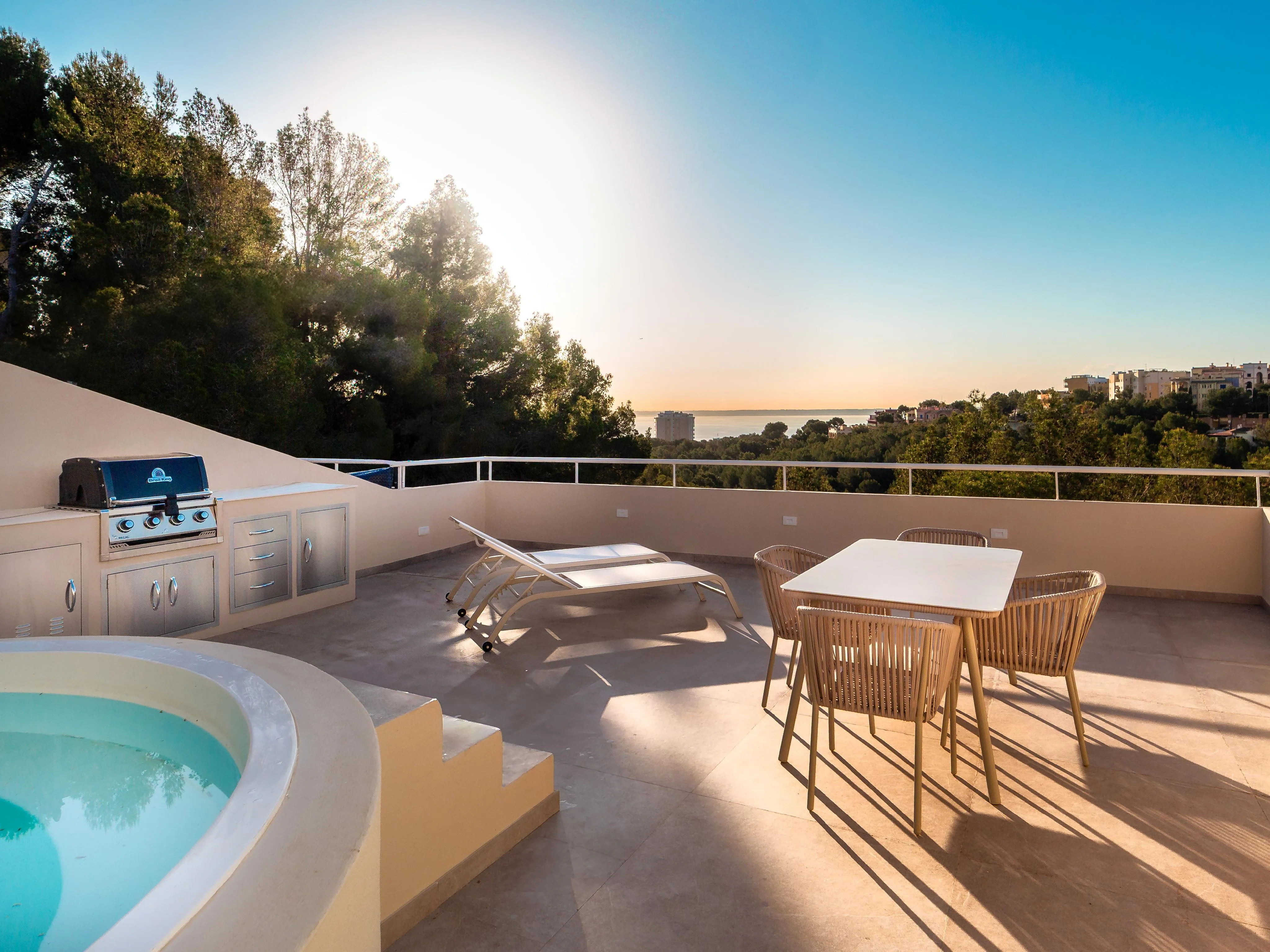 Nienagannie odnowiony dwupoziomowy penthouse z widokiem na morze-2