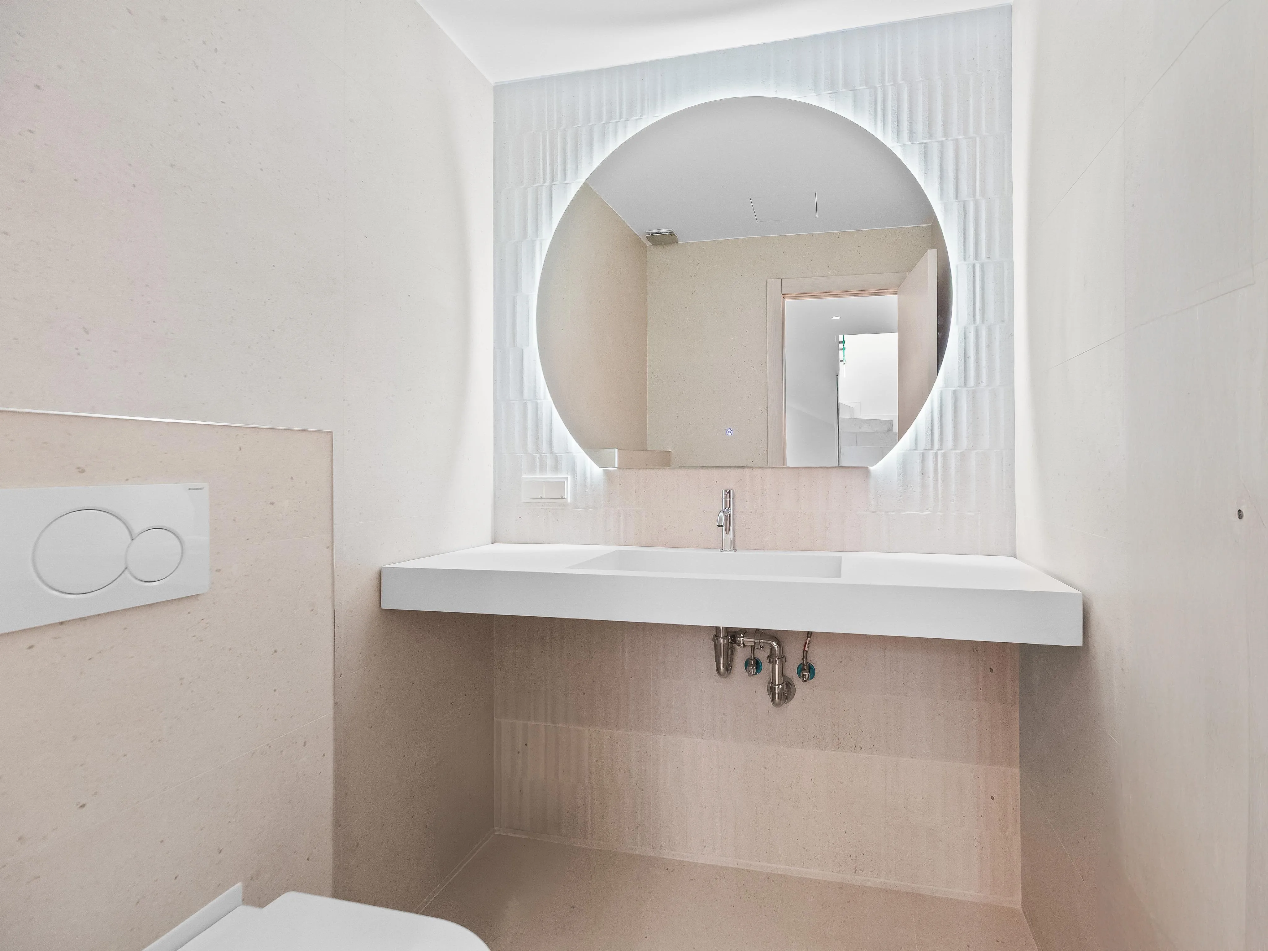 Nienagannie odnowiony dwupoziomowy penthouse z widokiem na morze-16