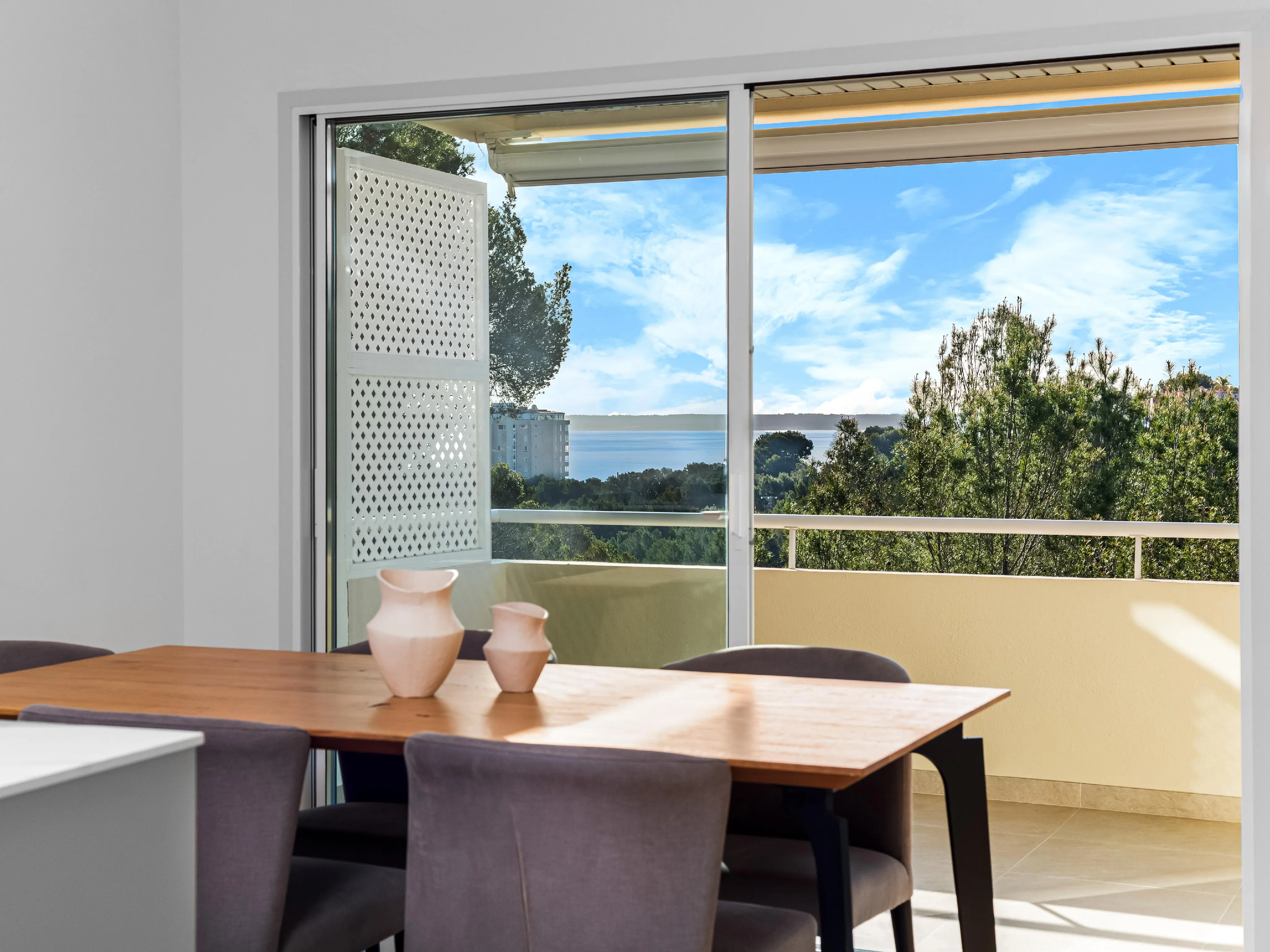 Nienagannie odnowiony dwupoziomowy penthouse z widokiem na morze-7