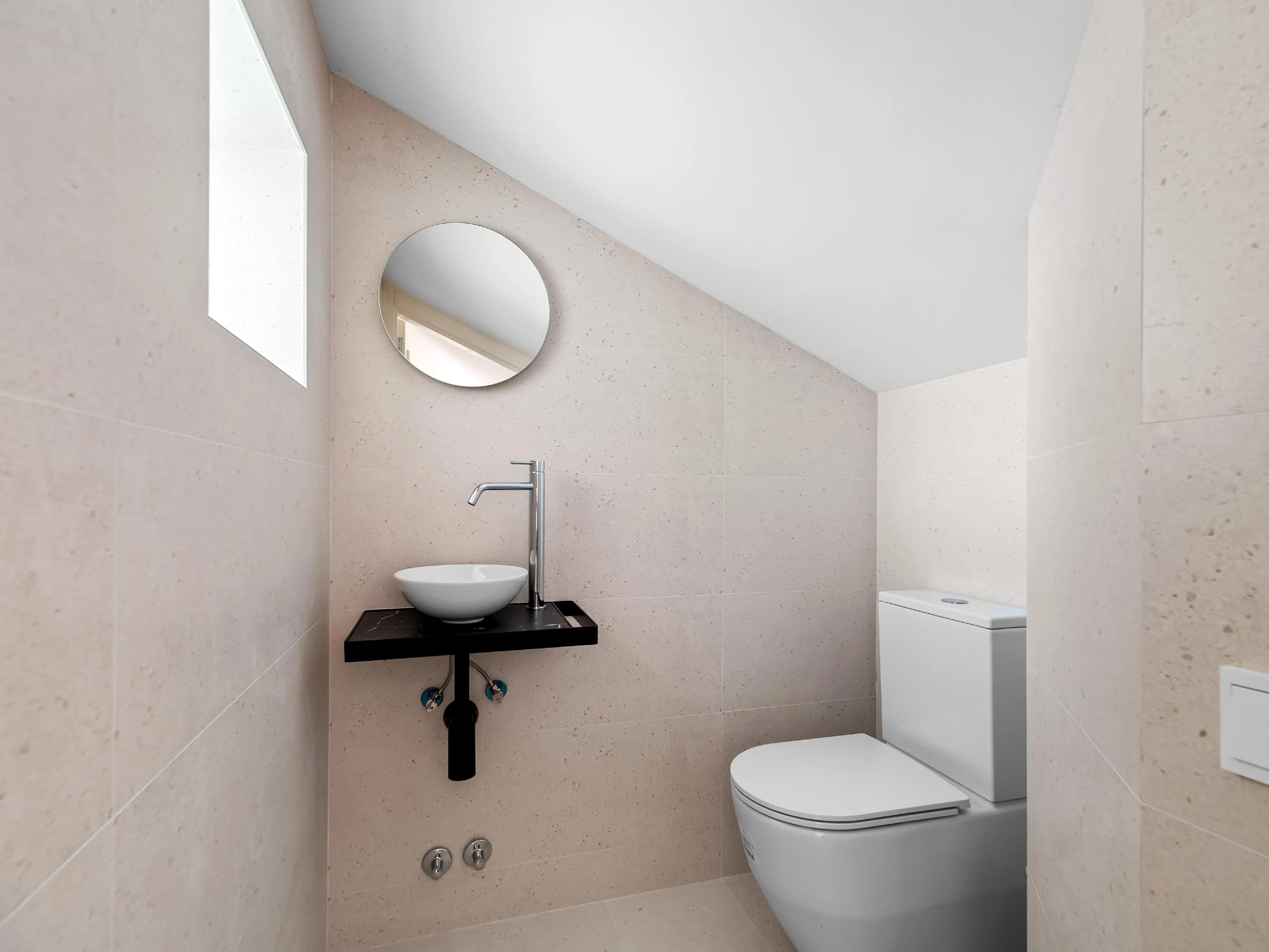 Nienagannie odnowiony dwupoziomowy penthouse z widokiem na morze-14