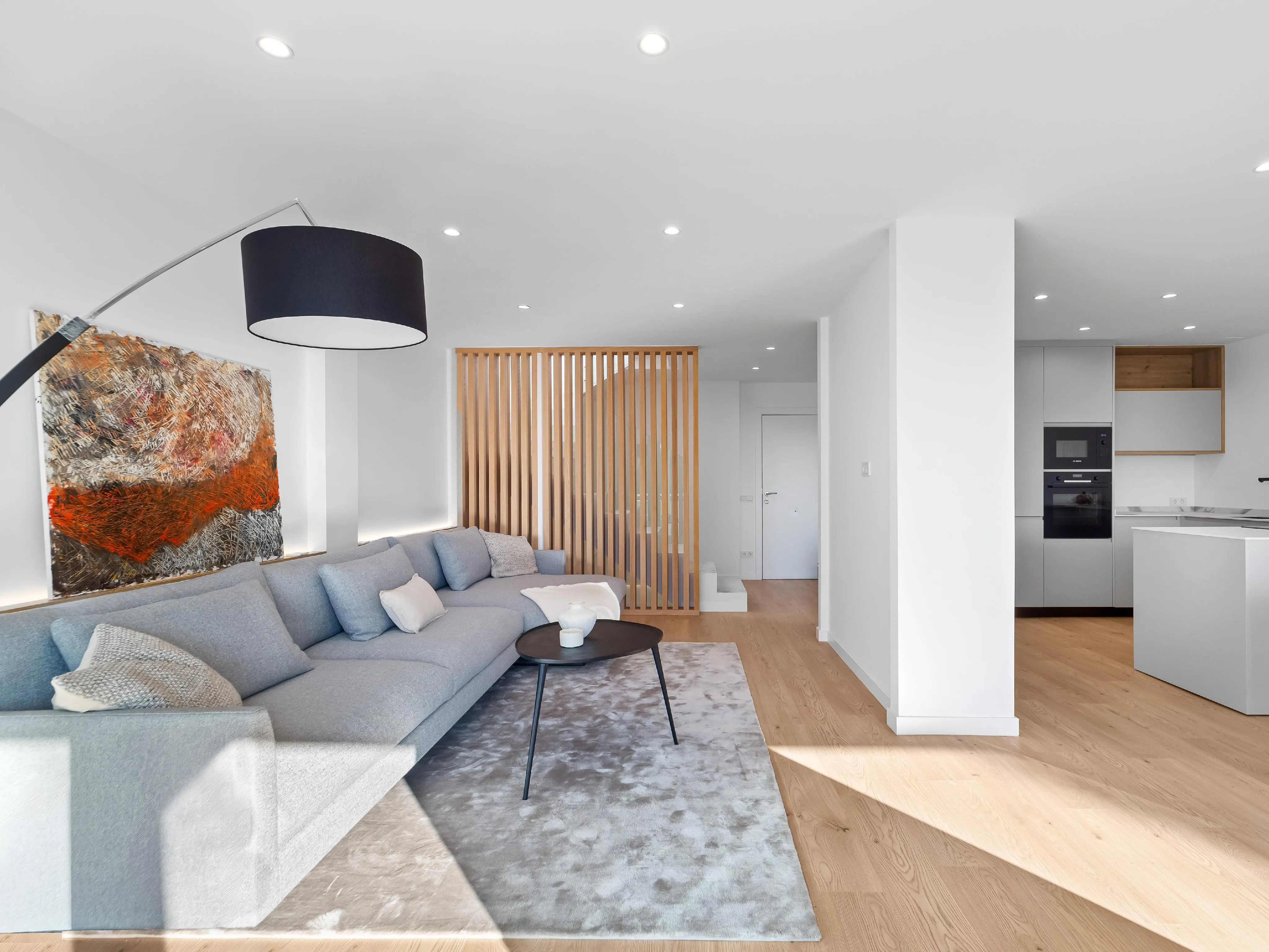 Nienagannie odnowiony dwupoziomowy penthouse z widokiem na morze-4