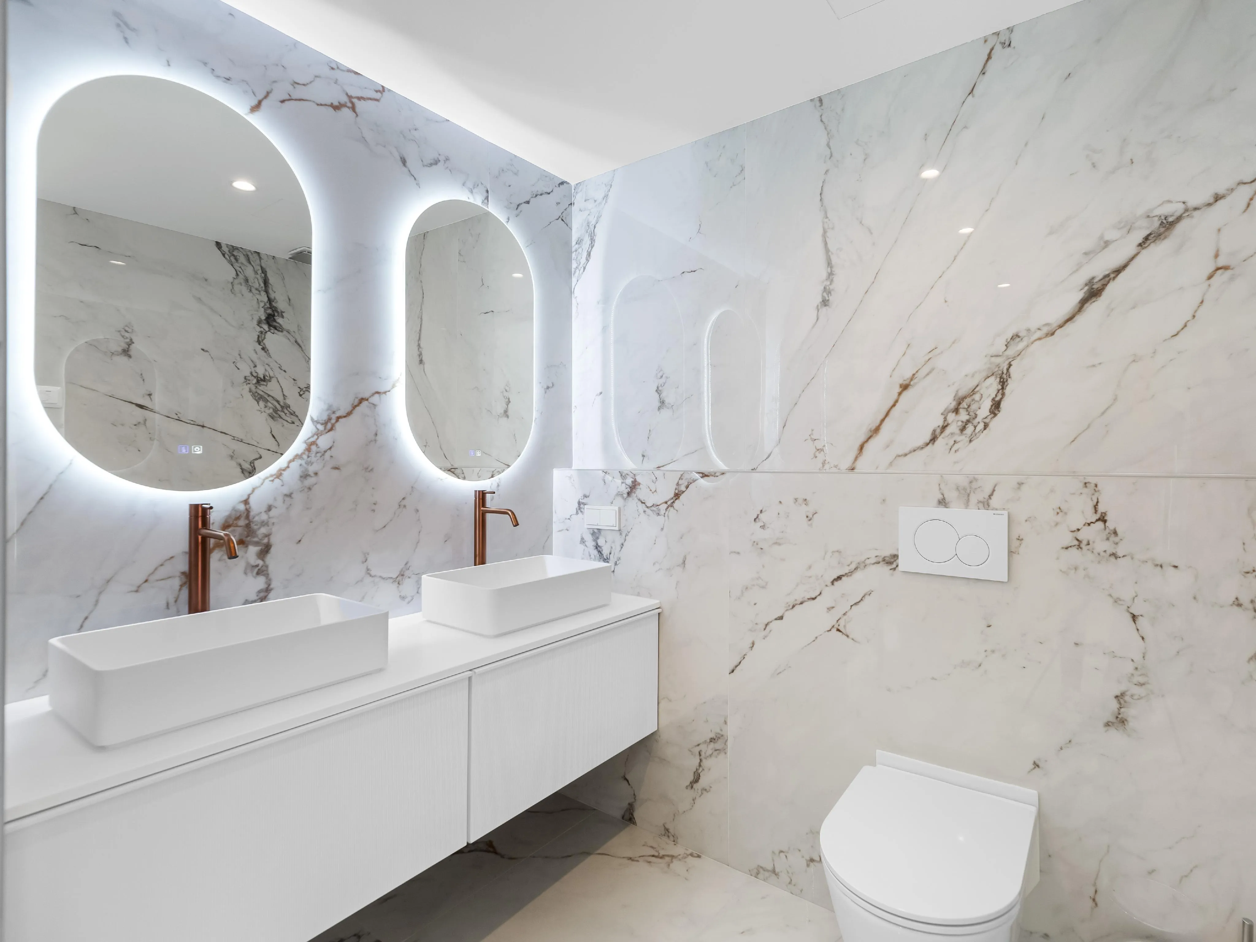 Nienagannie odnowiony dwupoziomowy penthouse z widokiem na morze-10