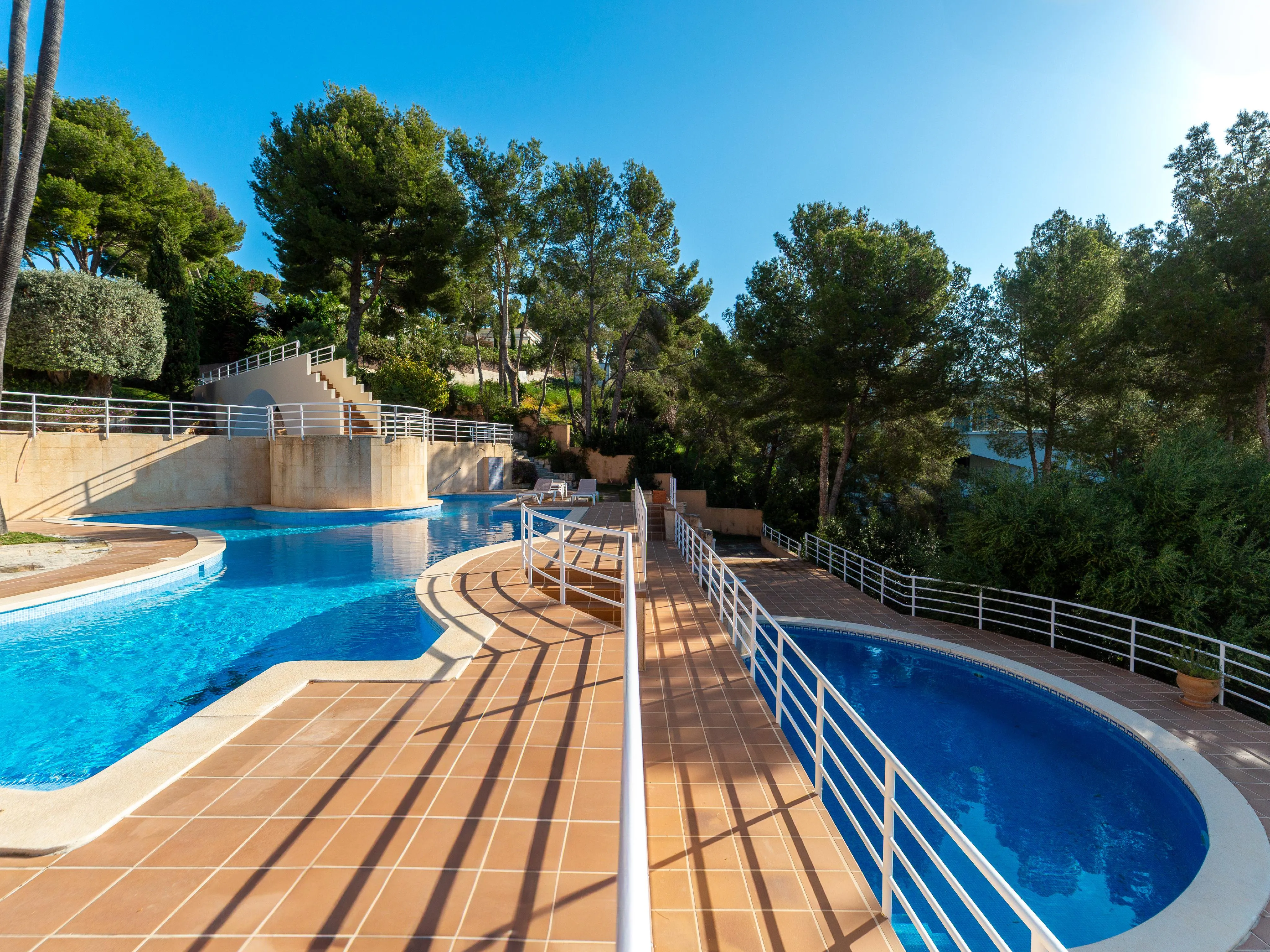 Nienagannie odnowiony dwupoziomowy penthouse z widokiem na morze-21