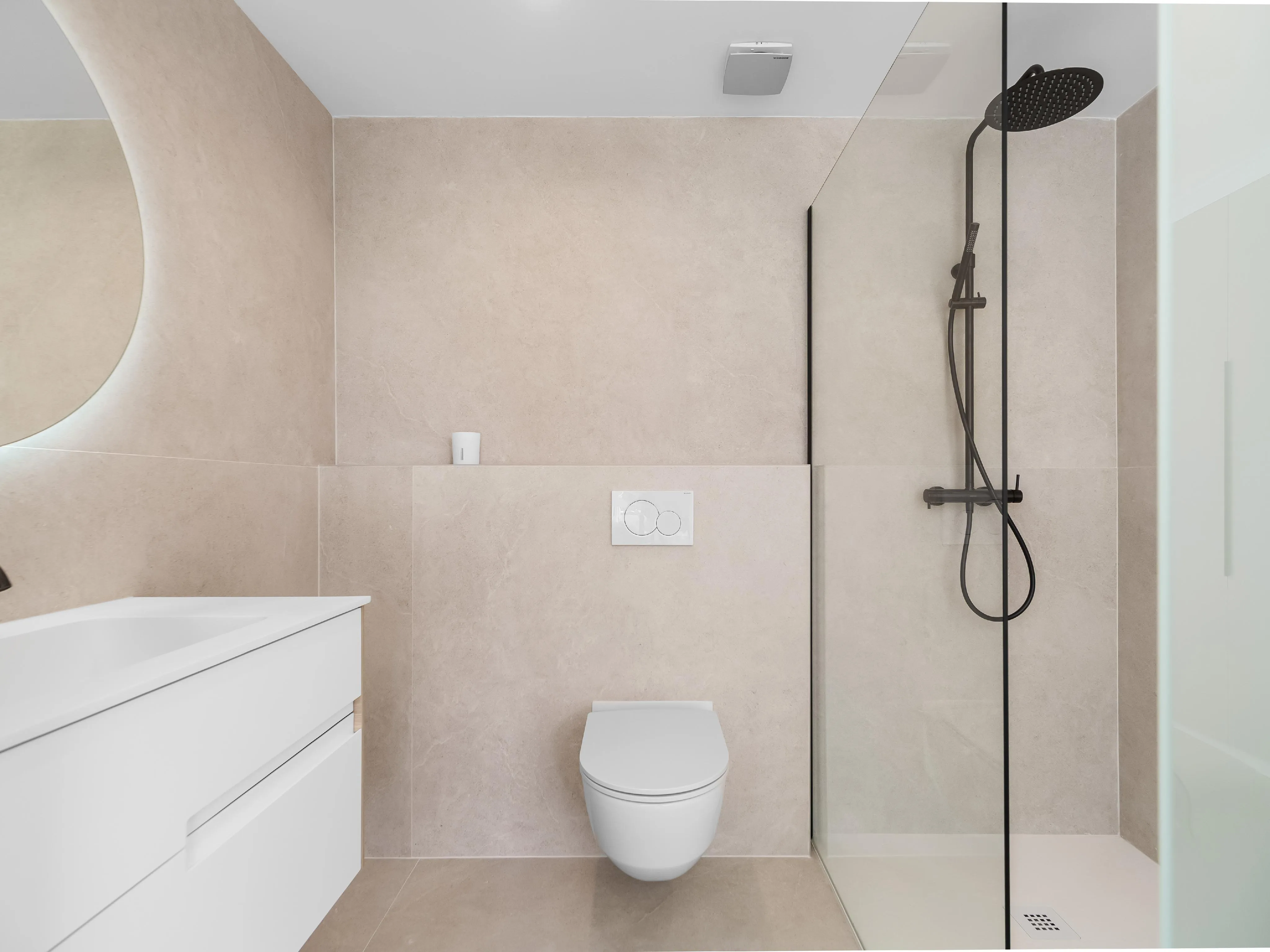 Nienagannie odnowiony dwupoziomowy penthouse z widokiem na morze-12