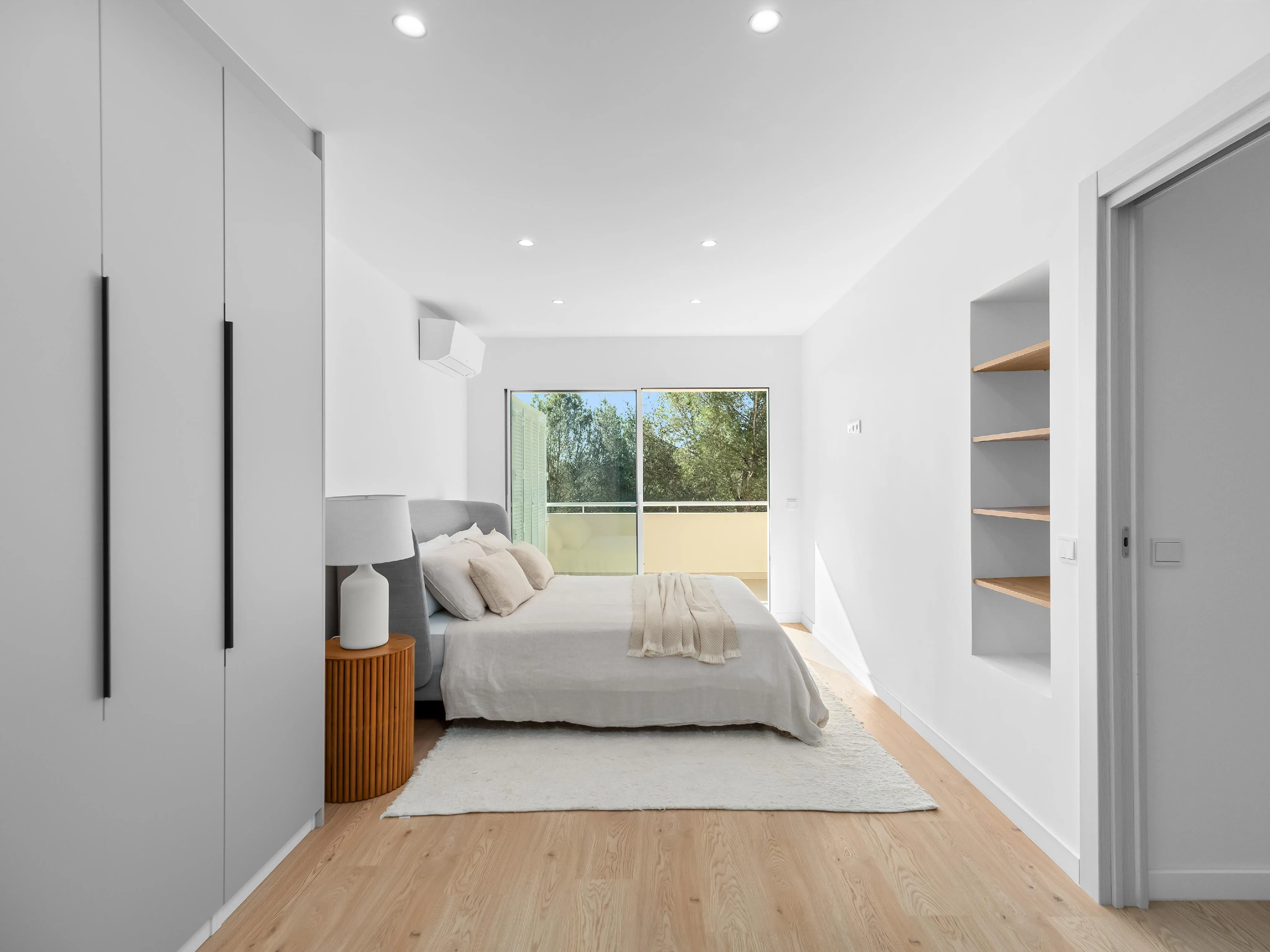 Nienagannie odnowiony dwupoziomowy penthouse z widokiem na morze-13