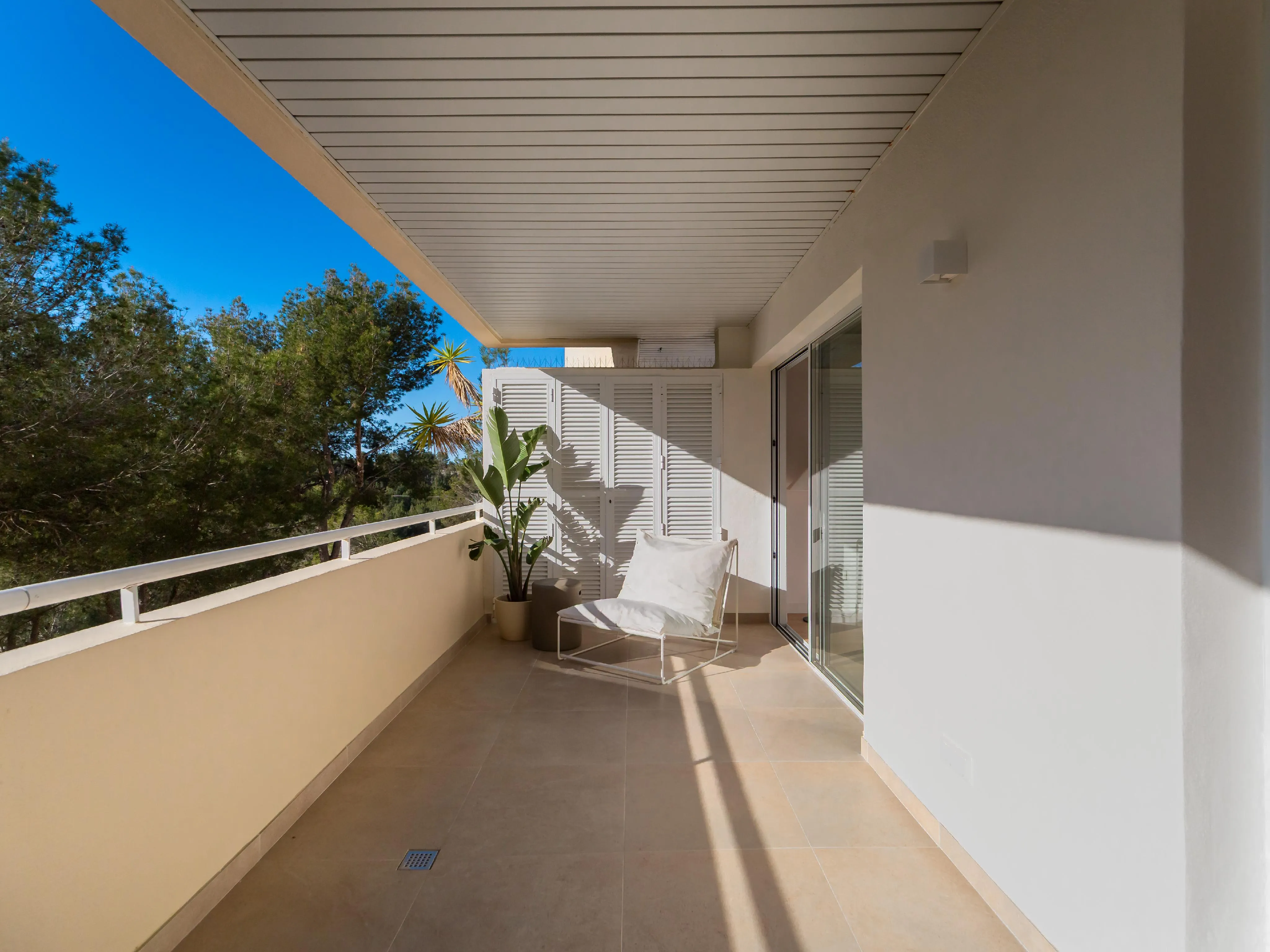 Nienagannie odnowiony dwupoziomowy penthouse z widokiem na morze-17