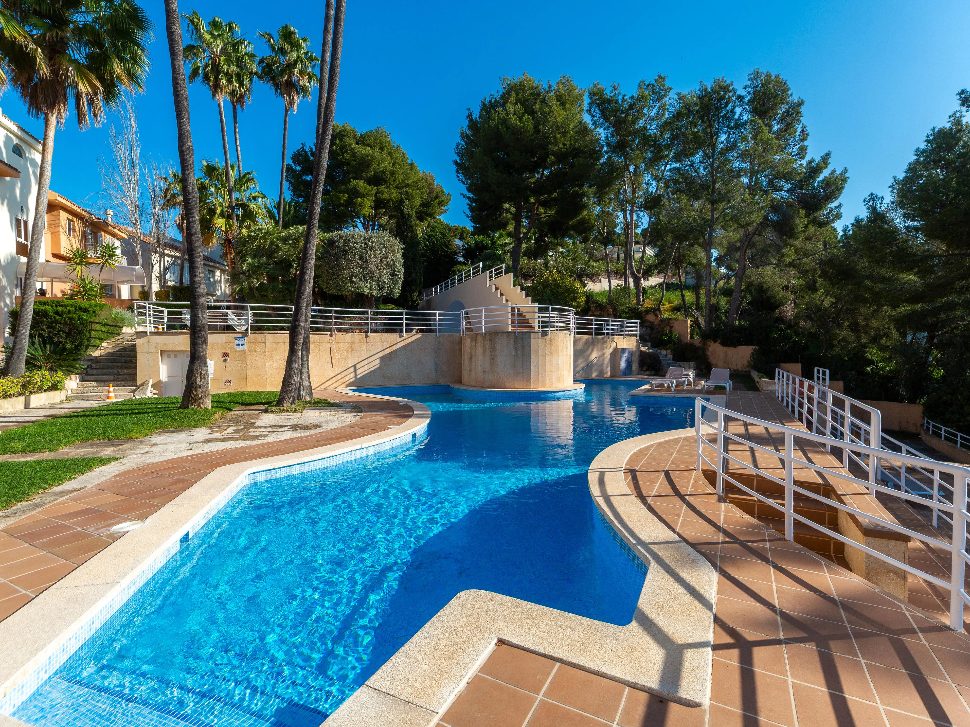 Nienagannie odnowiony dwupoziomowy penthouse z widokiem na morze-22