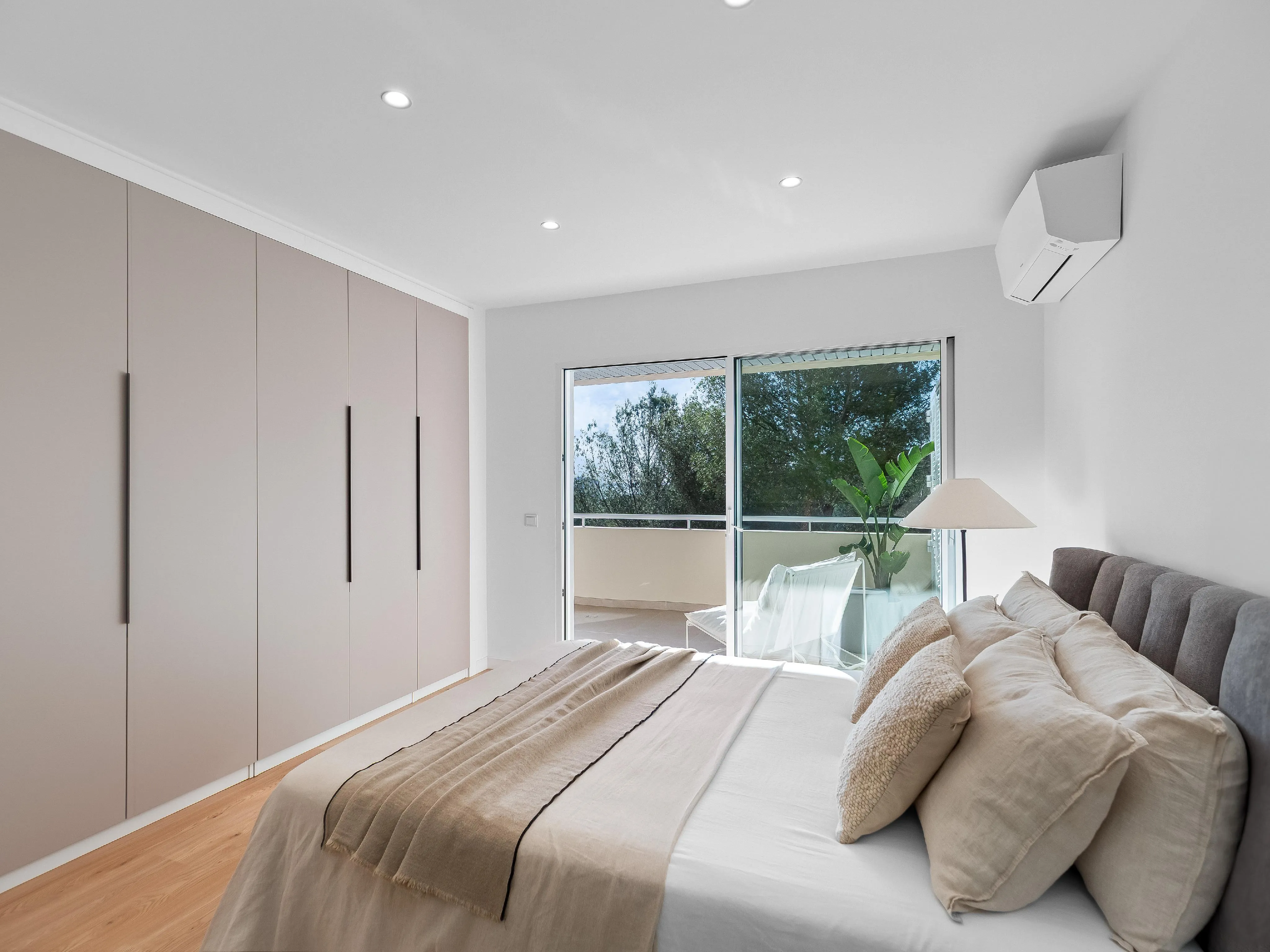 Nienagannie odnowiony dwupoziomowy penthouse z widokiem na morze-9