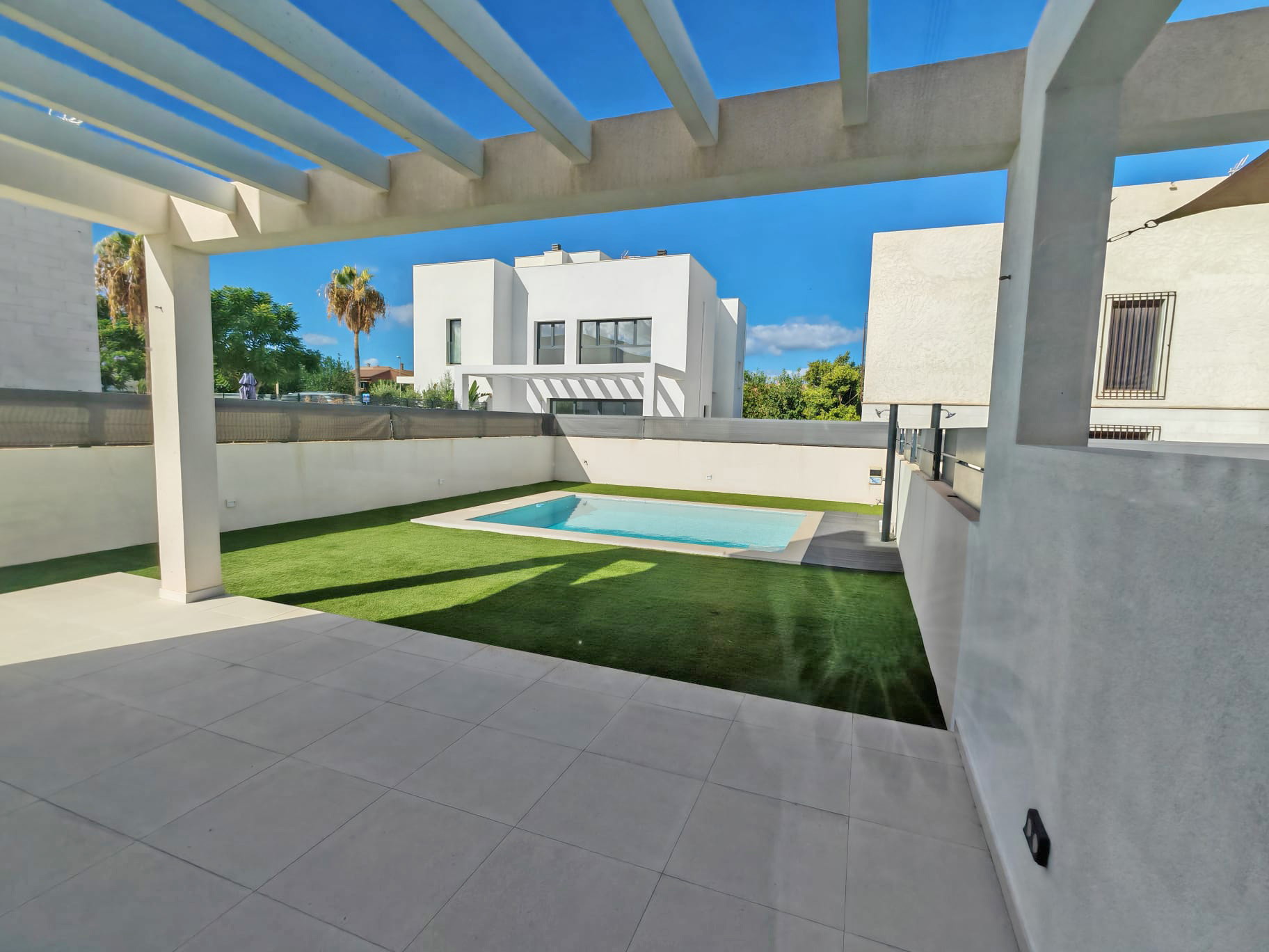 Modern semi-detached house in Puig de Ros
