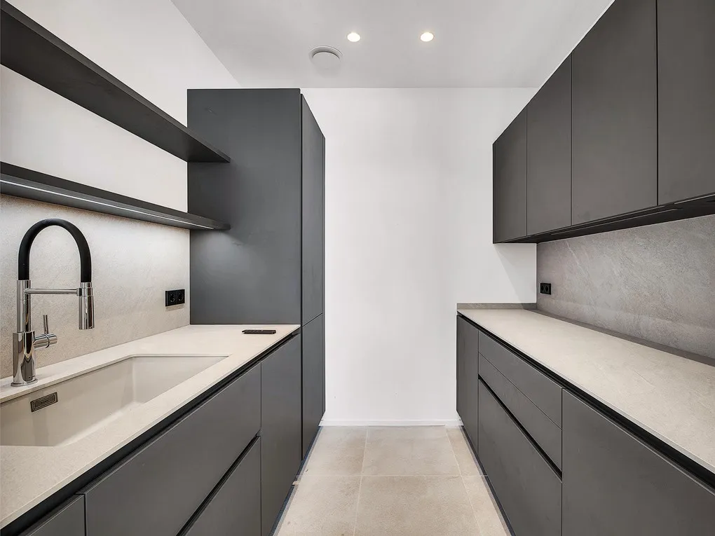 Villa moderne de nouvelle construction avec vue partielle sur la mer et piscine privée-18