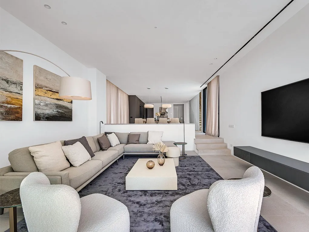 Moderne nieuwbouwvilla met gedeeltelijk uitzicht op zee en privézwembad-11