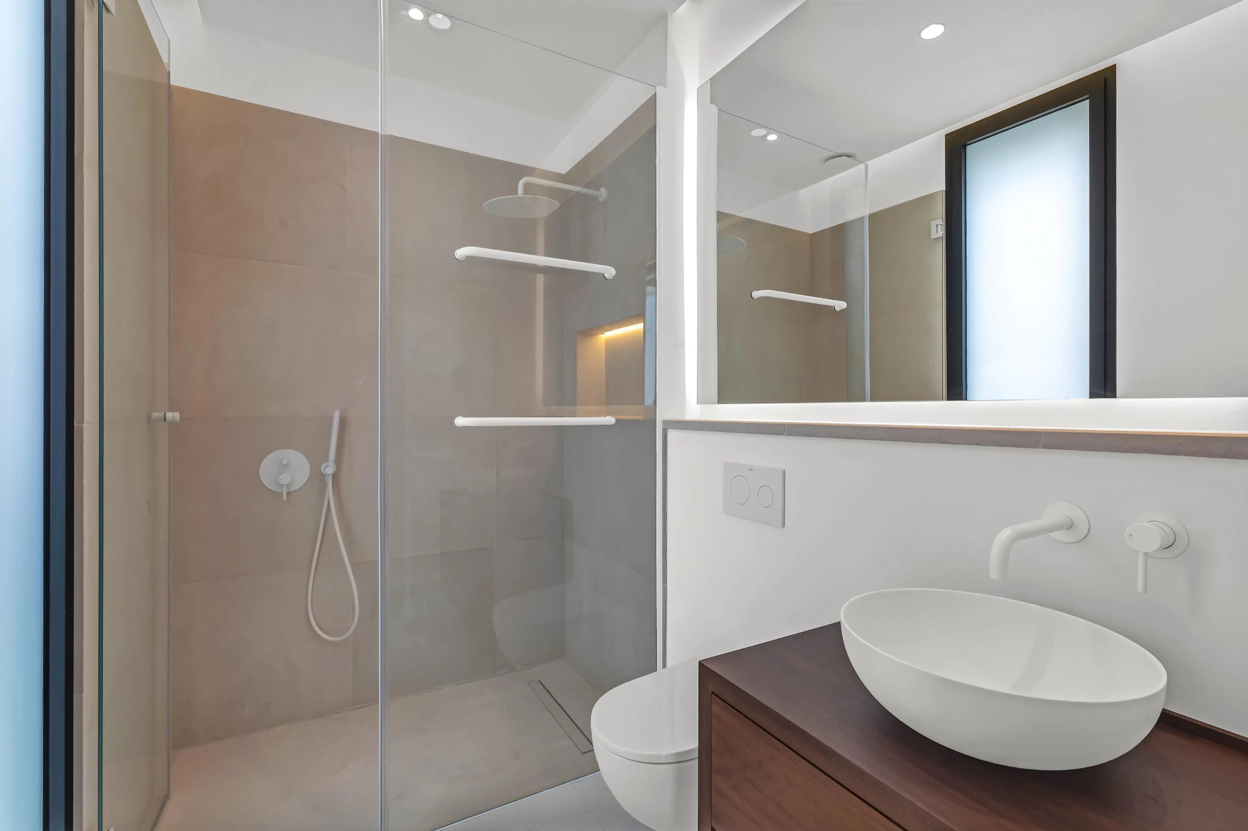 Moderne nieuwbouwvilla met gedeeltelijk uitzicht op zee en privézwembad-14