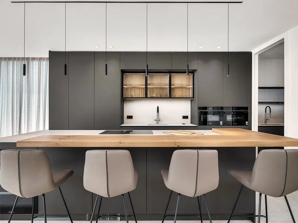 Villa moderne de nouvelle construction avec vue partielle sur la mer et piscine privée-17