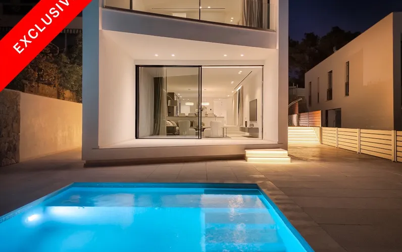 Moderna villa di nuova costruzione con vista parziale sul mare e piscina privata