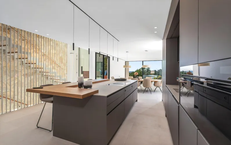 Moderne nieuwbouwvilla met gedeeltelijk uitzicht op zee en privézwembad