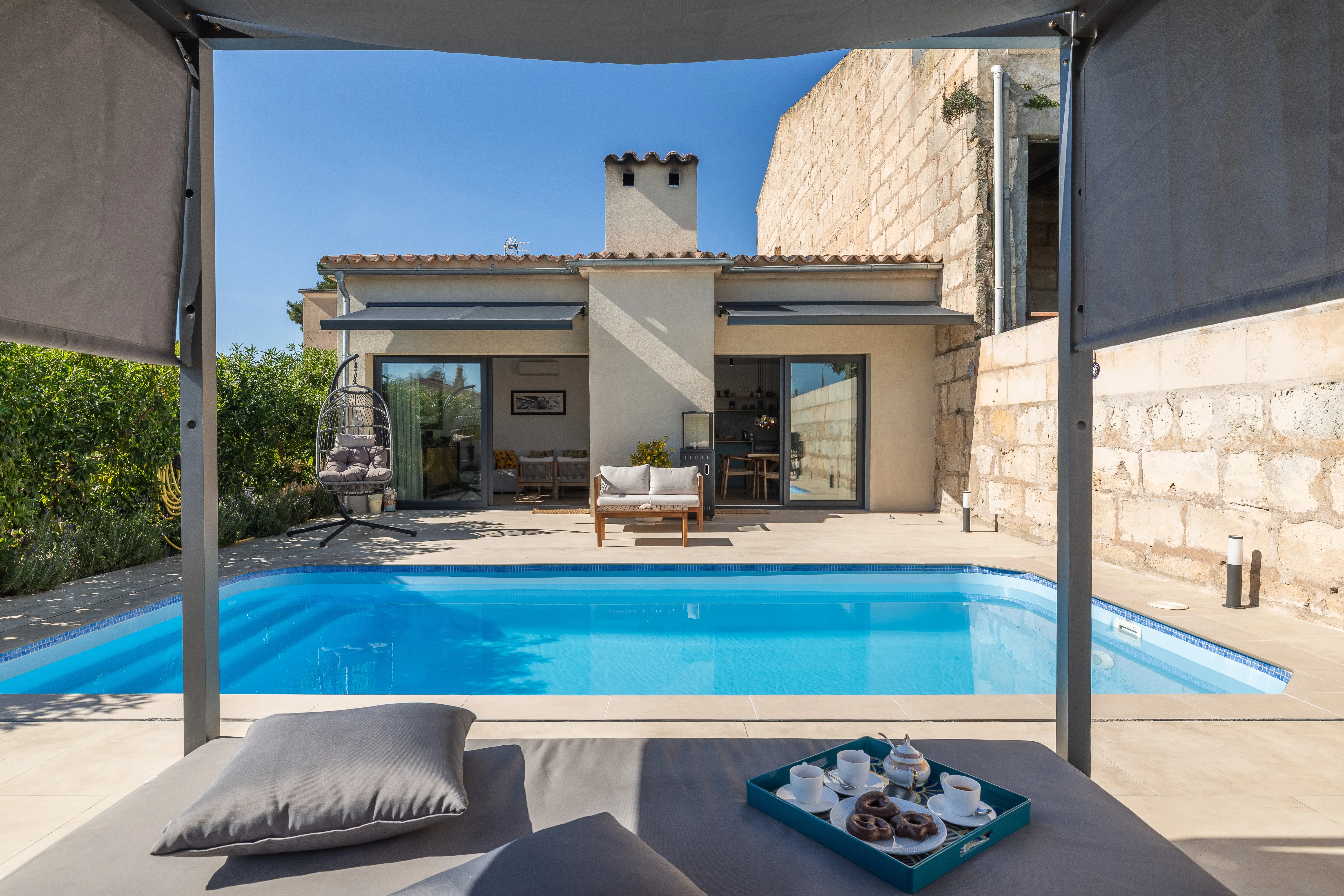 Còmoda casa de poble de nova construcció amb gran terrassa i piscina-16