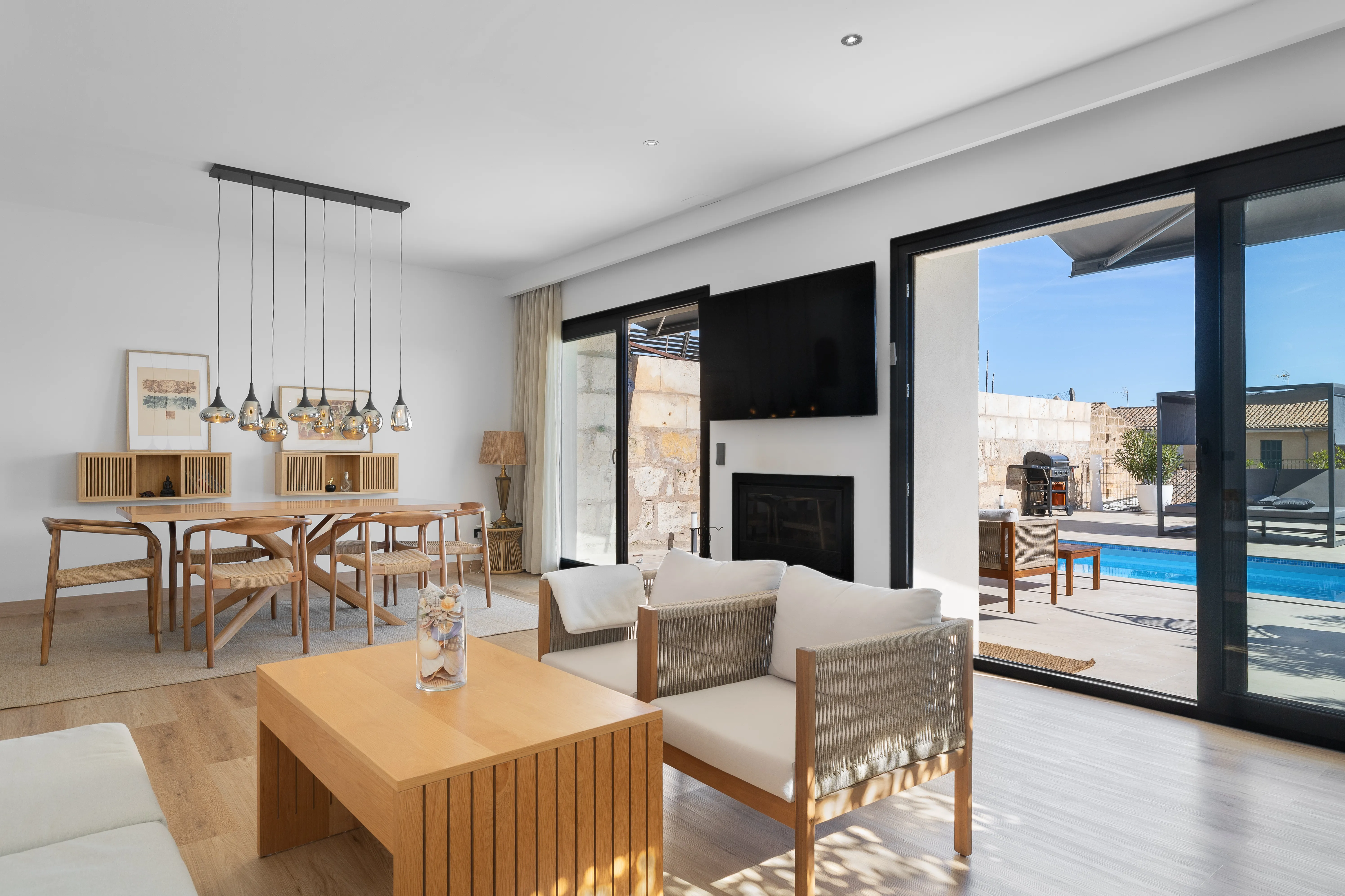 Còmoda casa de poble de nova construcció amb gran terrassa i piscina-3