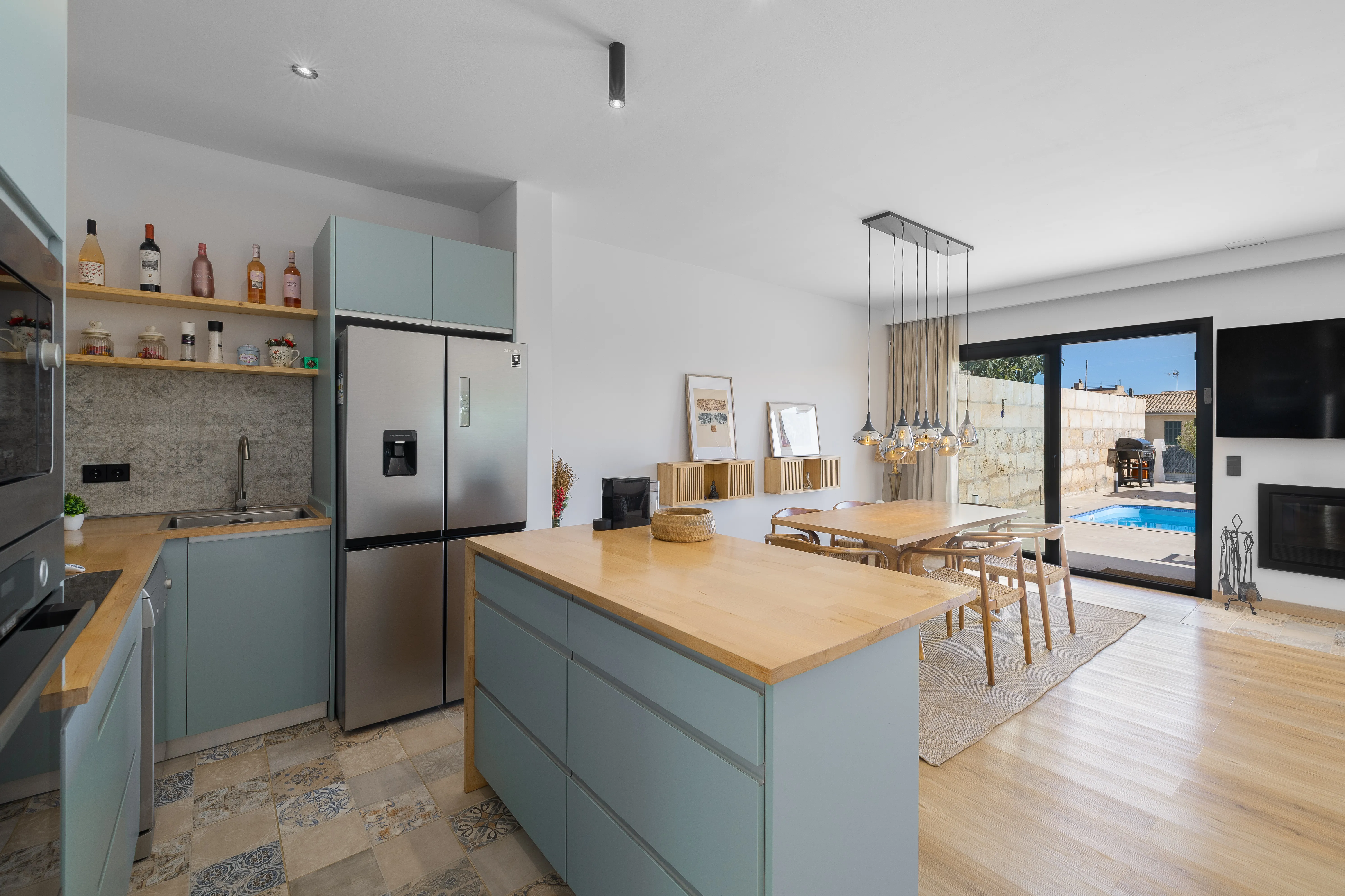 Còmoda casa de poble de nova construcció amb gran terrassa i piscina-7