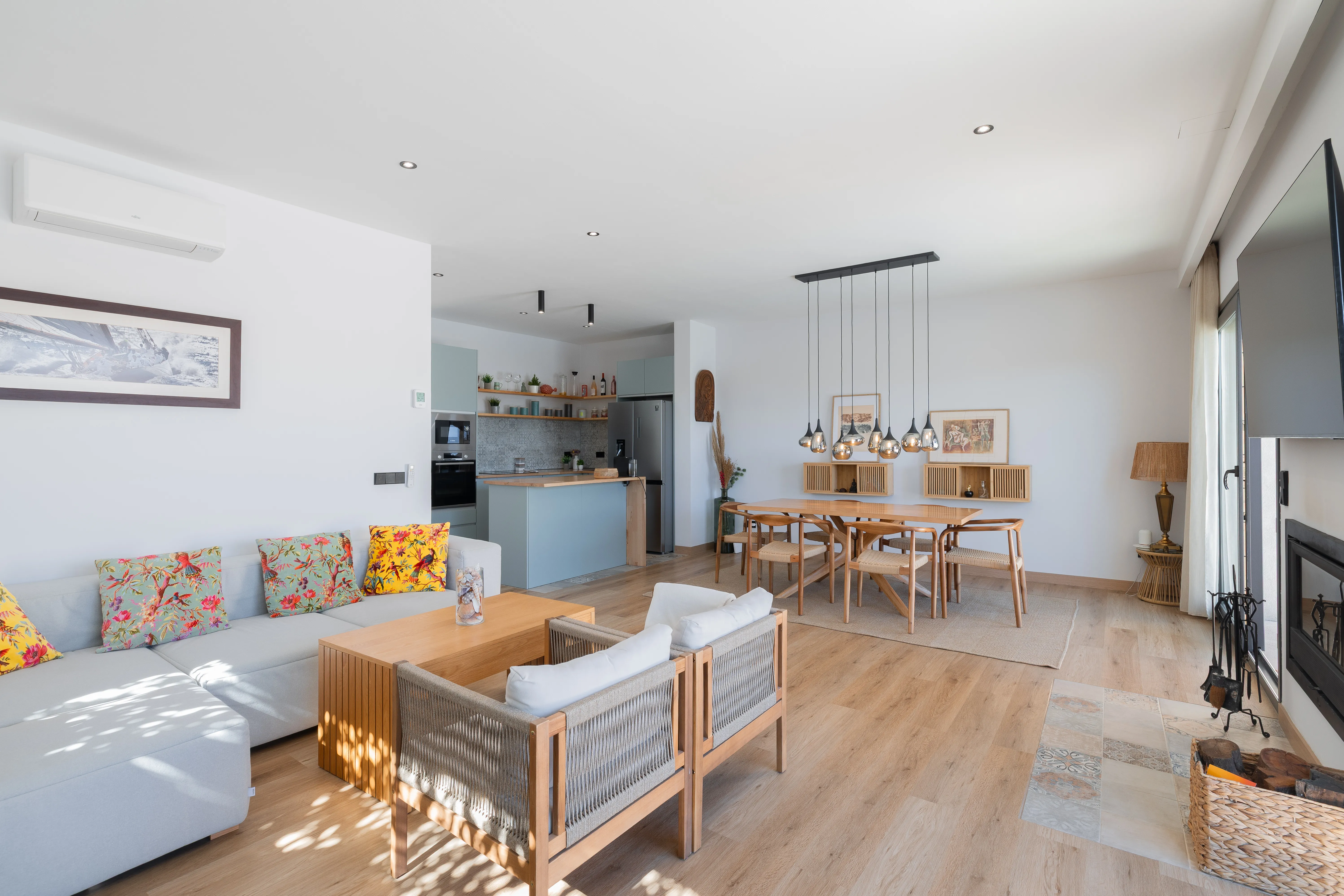 Còmoda casa de poble de nova construcció amb gran terrassa i piscina-4